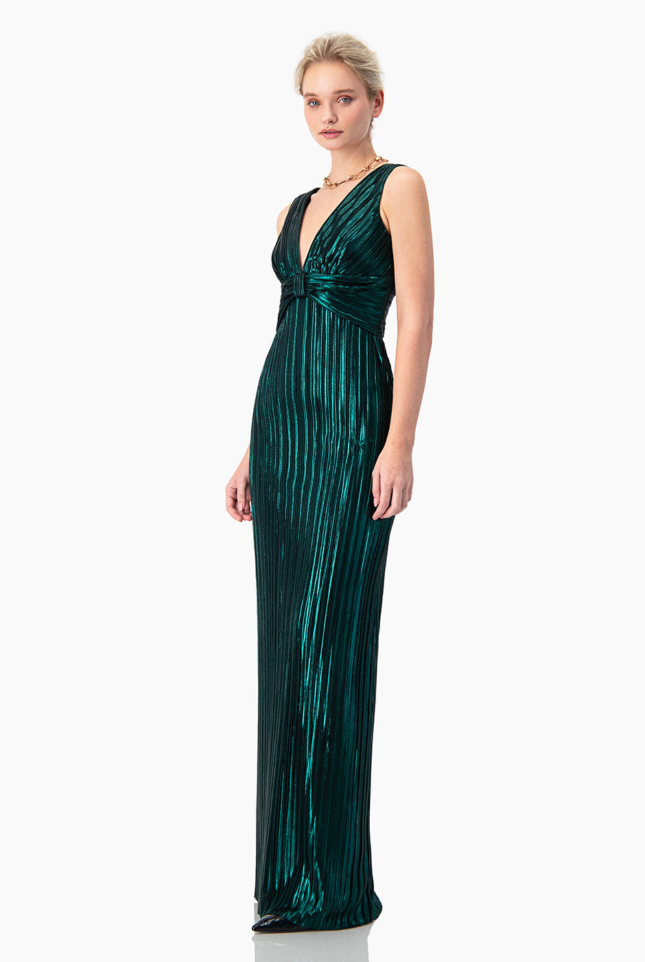 Vestido de noche con detalle en escote
