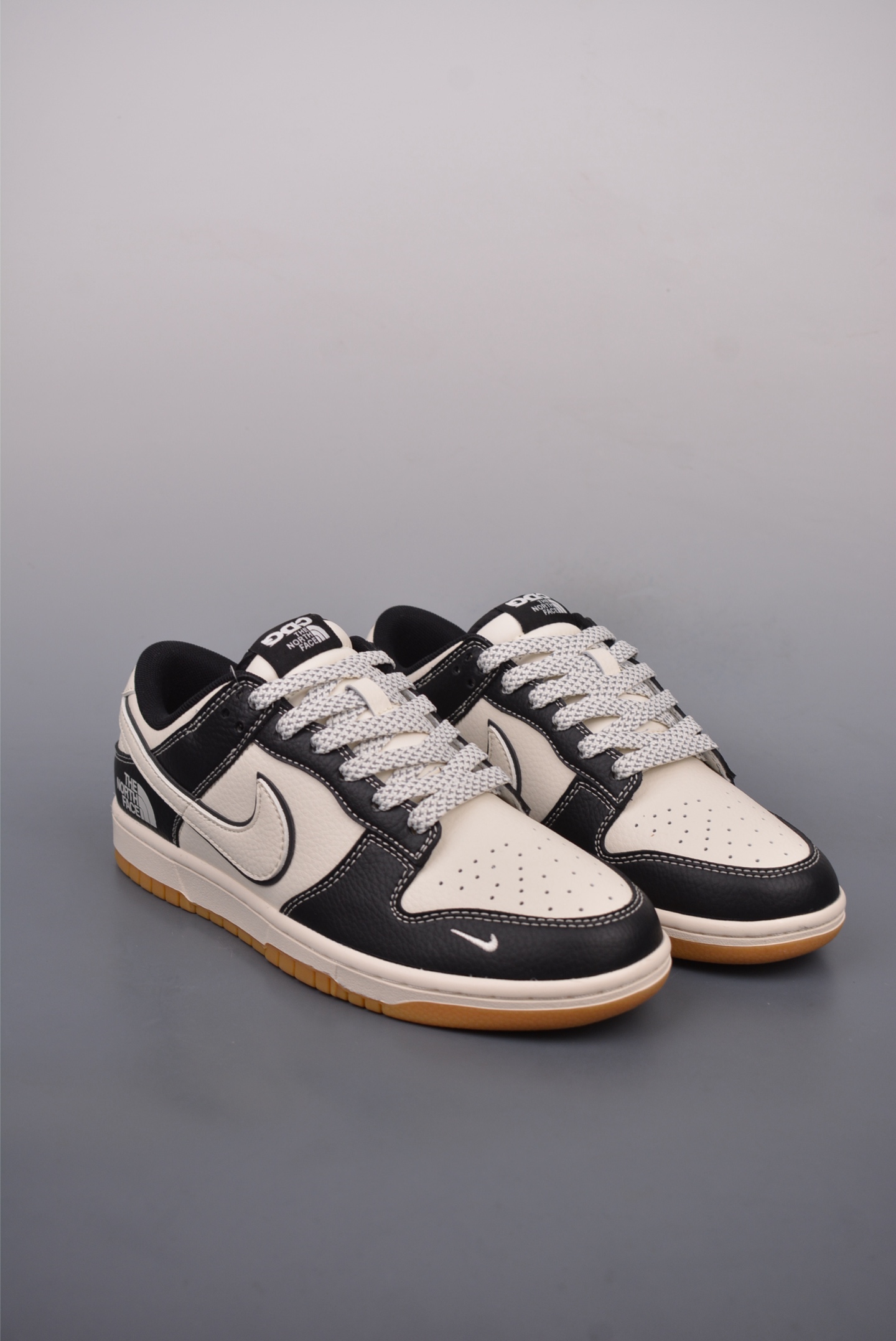 The North Face x Nike SB Dunk Low The North Face black, beige and white XX3168-119