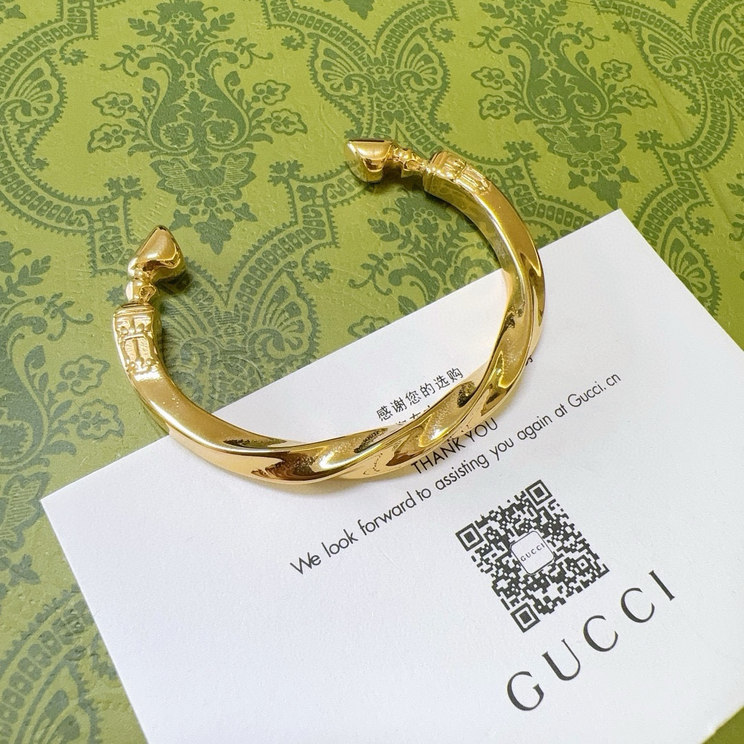 Gucci Twist Gold Bracelet