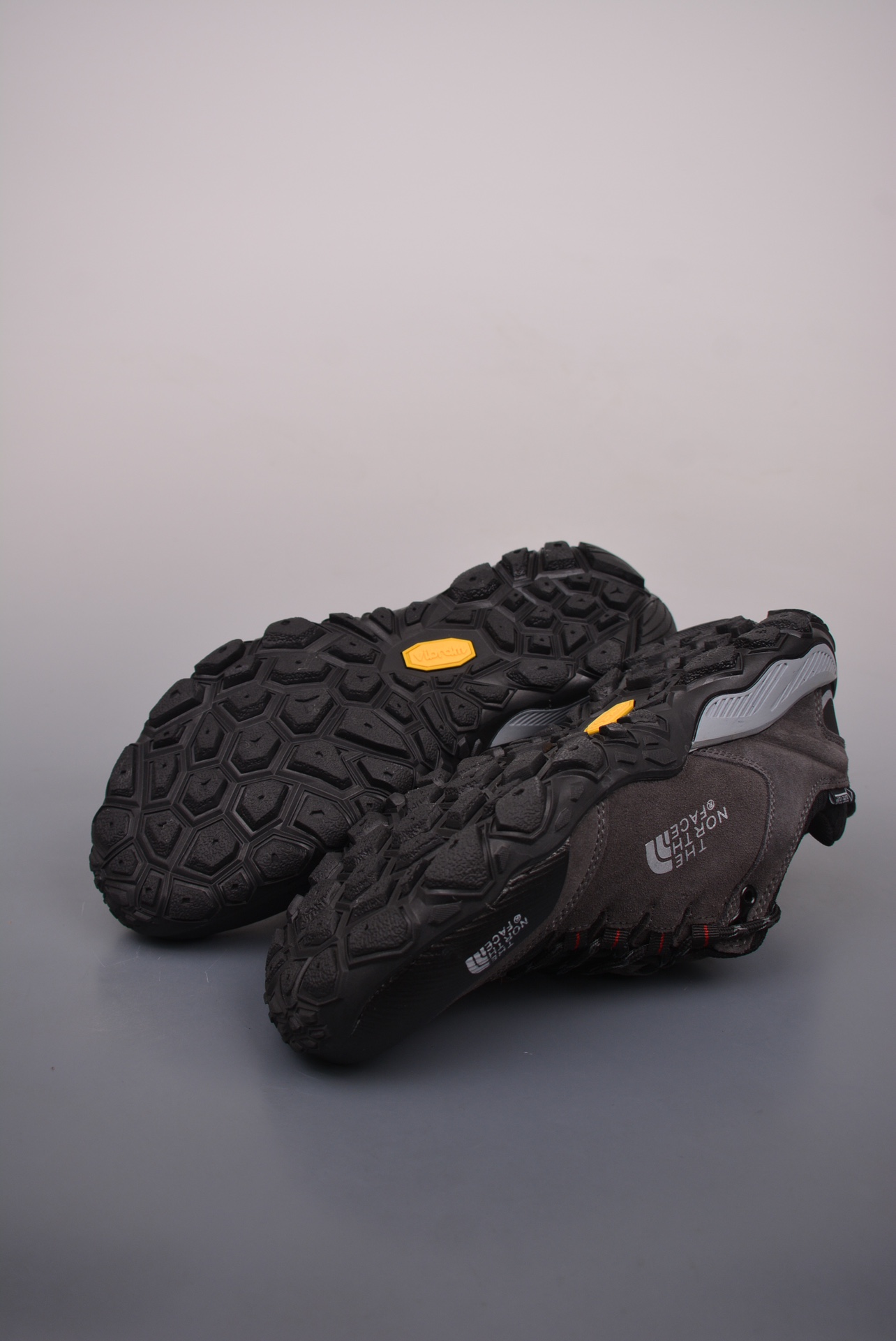 The North Face Cedar Mesa Low Hiking Shoes Dark Grey Black Silver ACNW6T7 869B