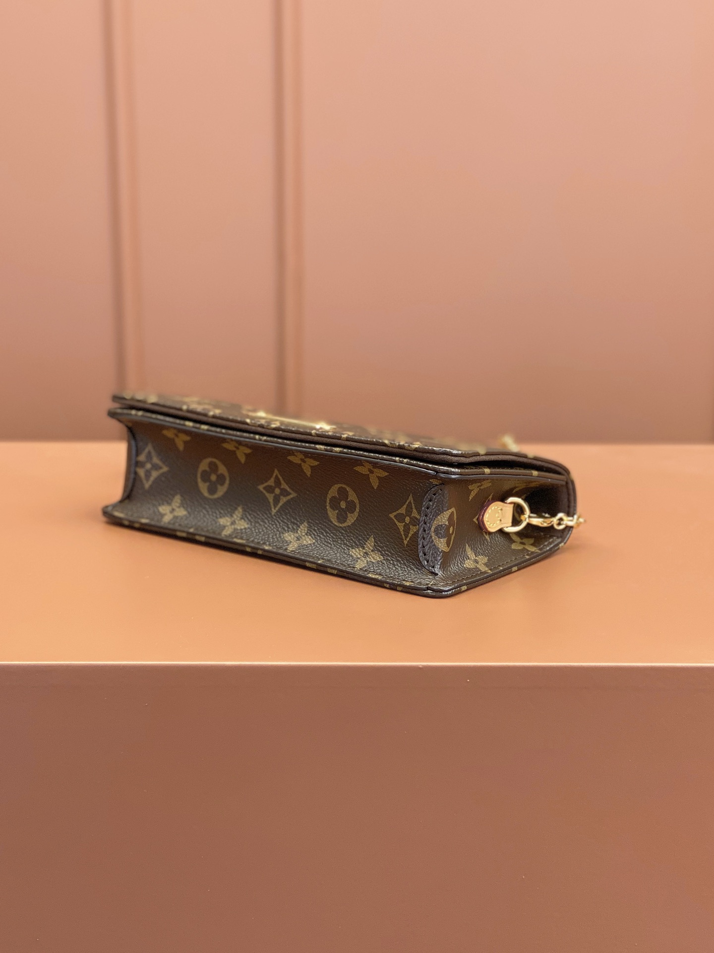 Louis Vuitton WALLET ON CHAIN ​​LILY Handbag M82509