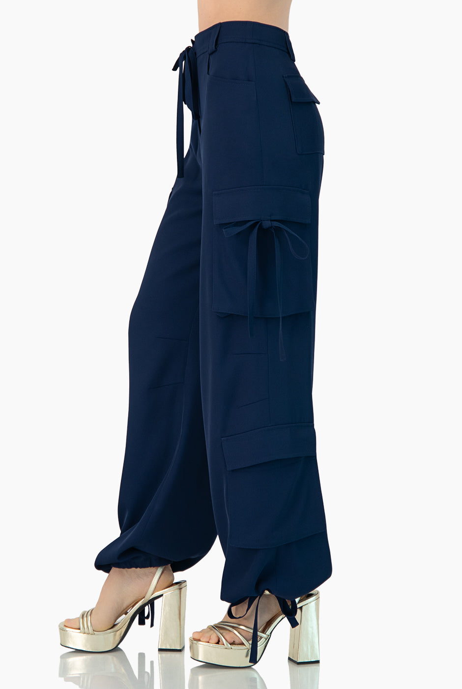 Pantalon cargo liso con cintas