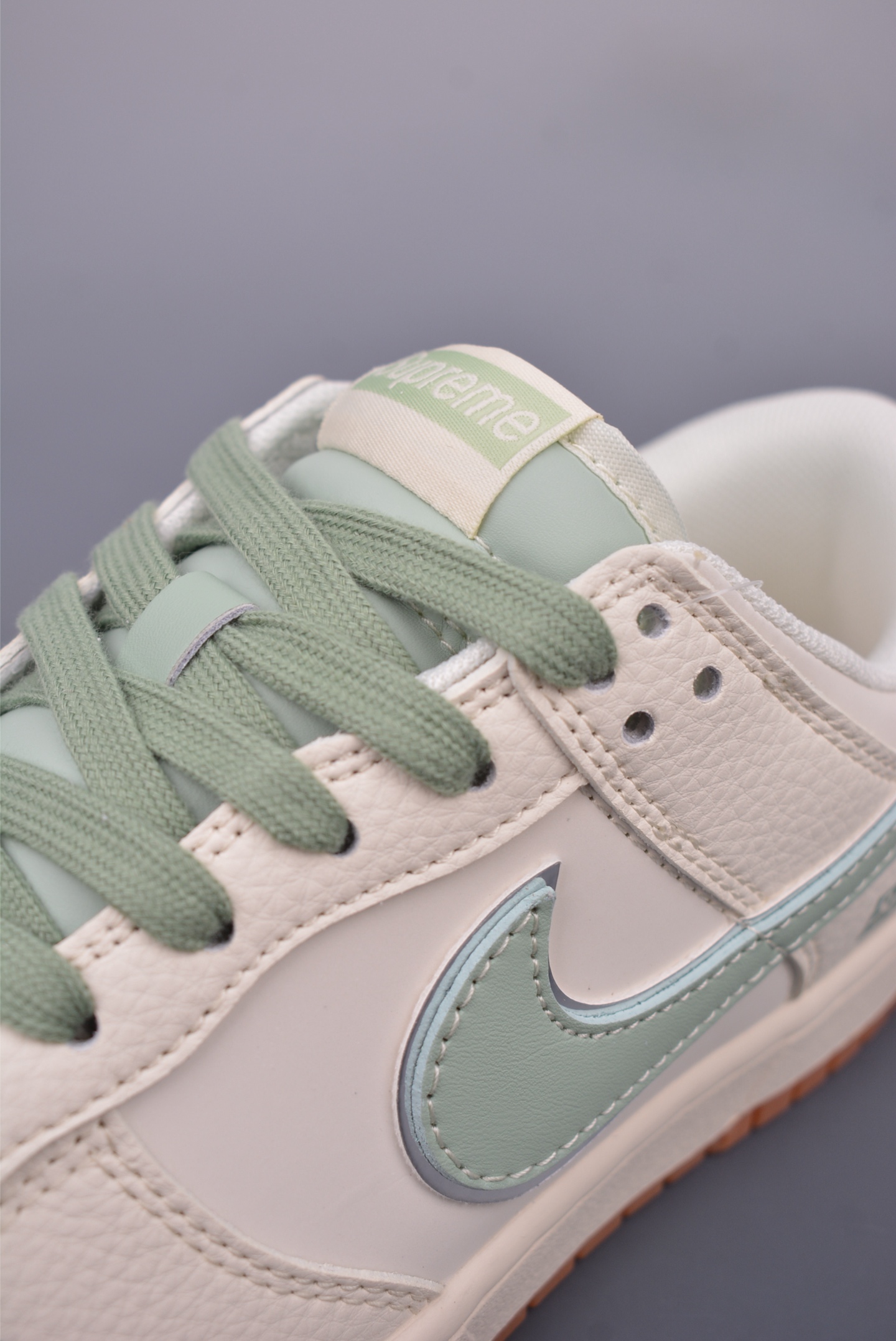 Supreme x Nike SB Dunk Low 