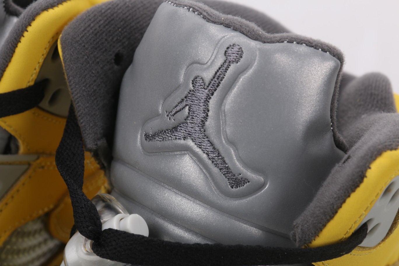 Air Jordan Retro 5 Tokyo Tokyo white and yellow limited edition 454783-701
