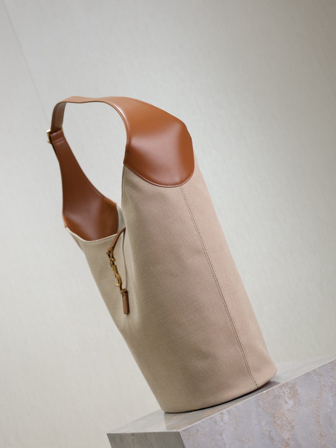 Yves Saint Laurent LE 5À7 Large Bucket Underarm Bag 753823