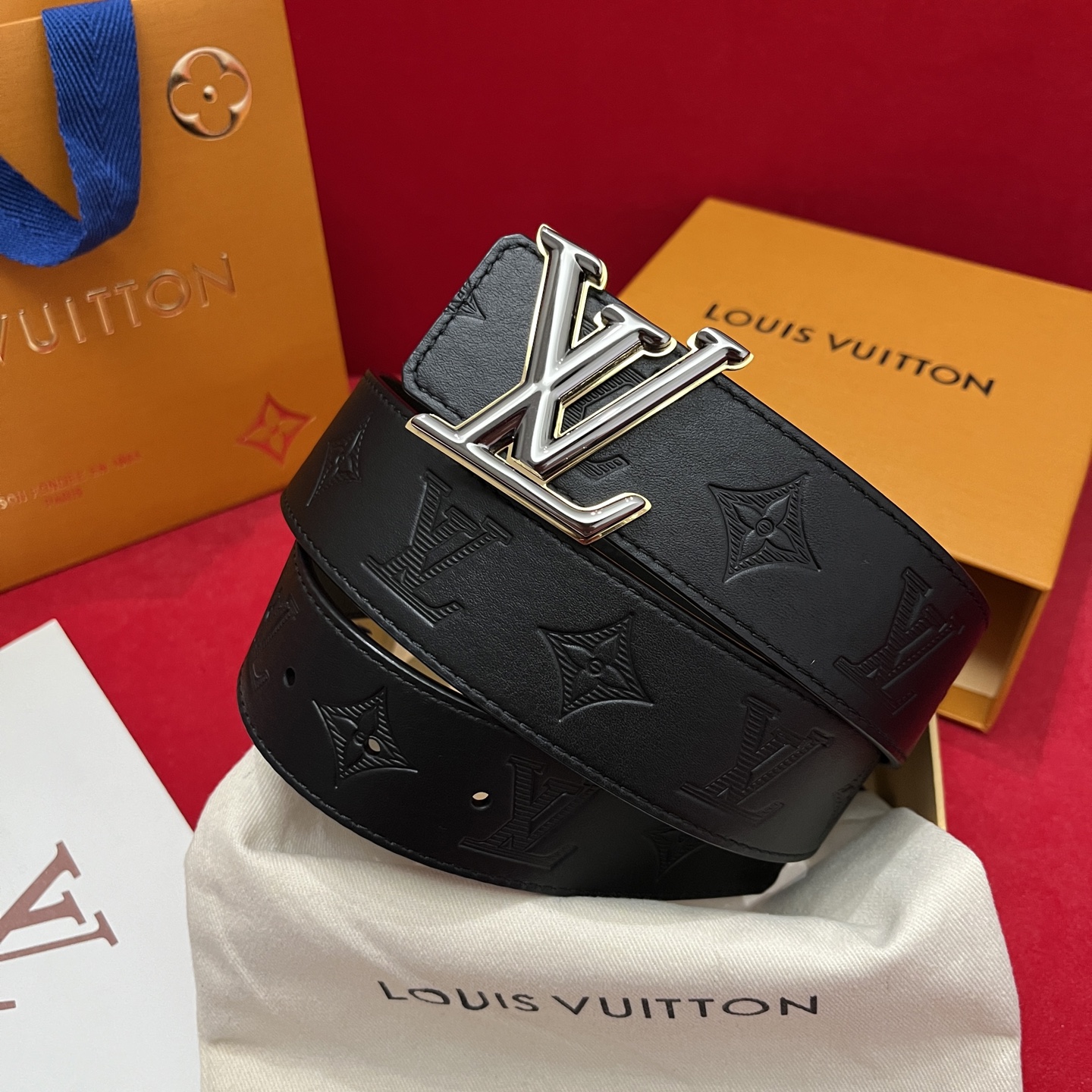 Louis Vuitton embossed leather men's belt, 4cm wide