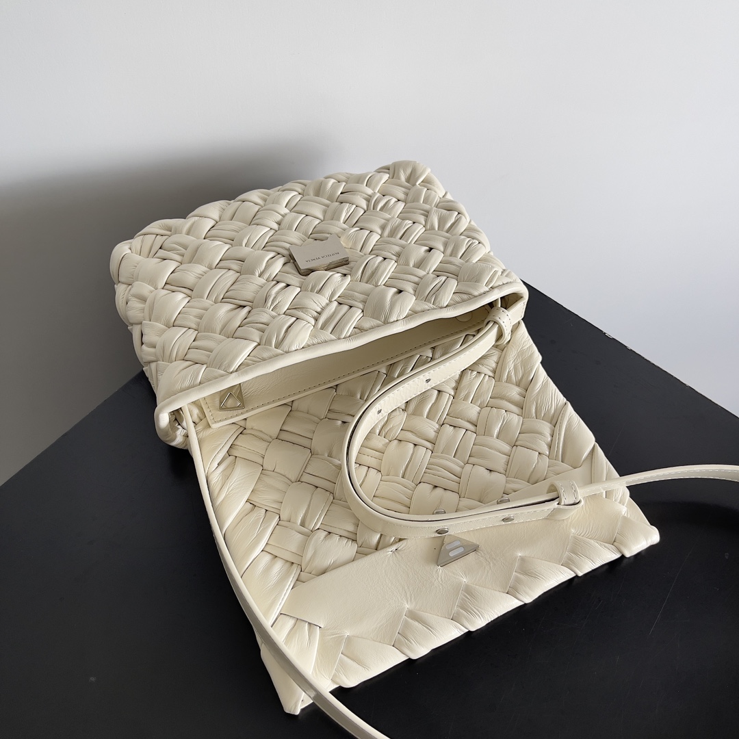 Bottega Veneta RUMPLE MESSENGER handbag 787113