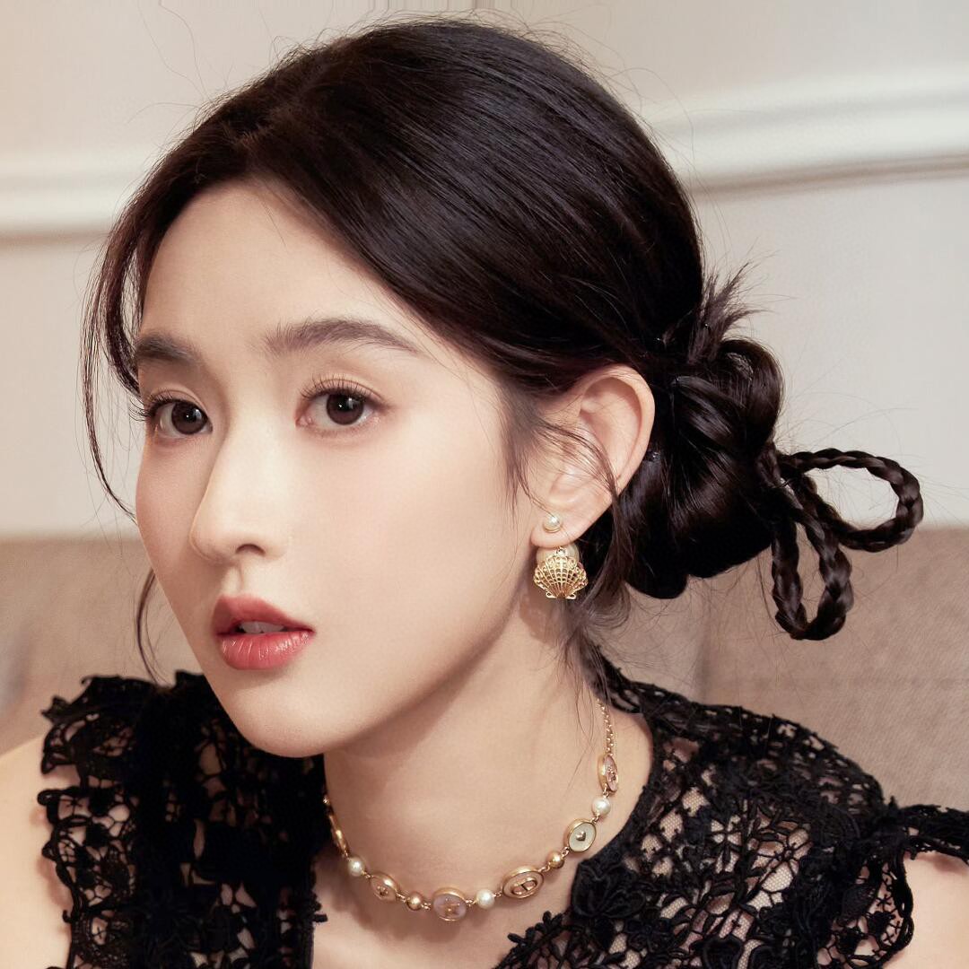 Dior 25 hollow shell earrings