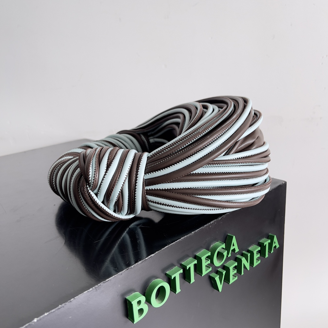 Bottega Veneta tubular leather jodie handbag 755540