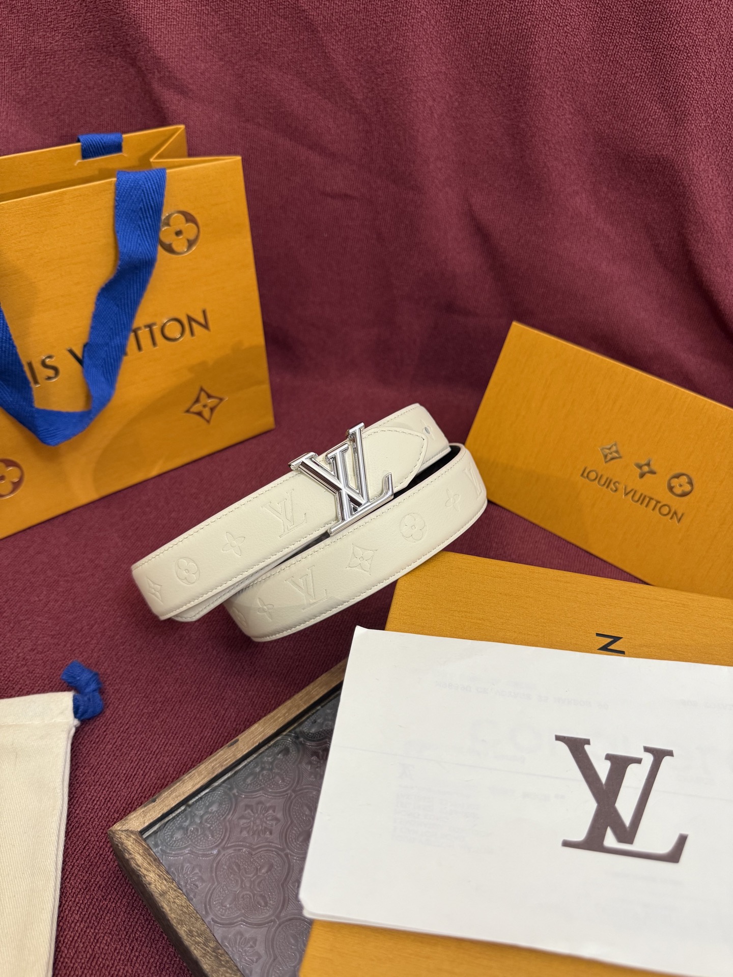 Louis Vuitton embossed double-faced cowhide belt, 3cm wide