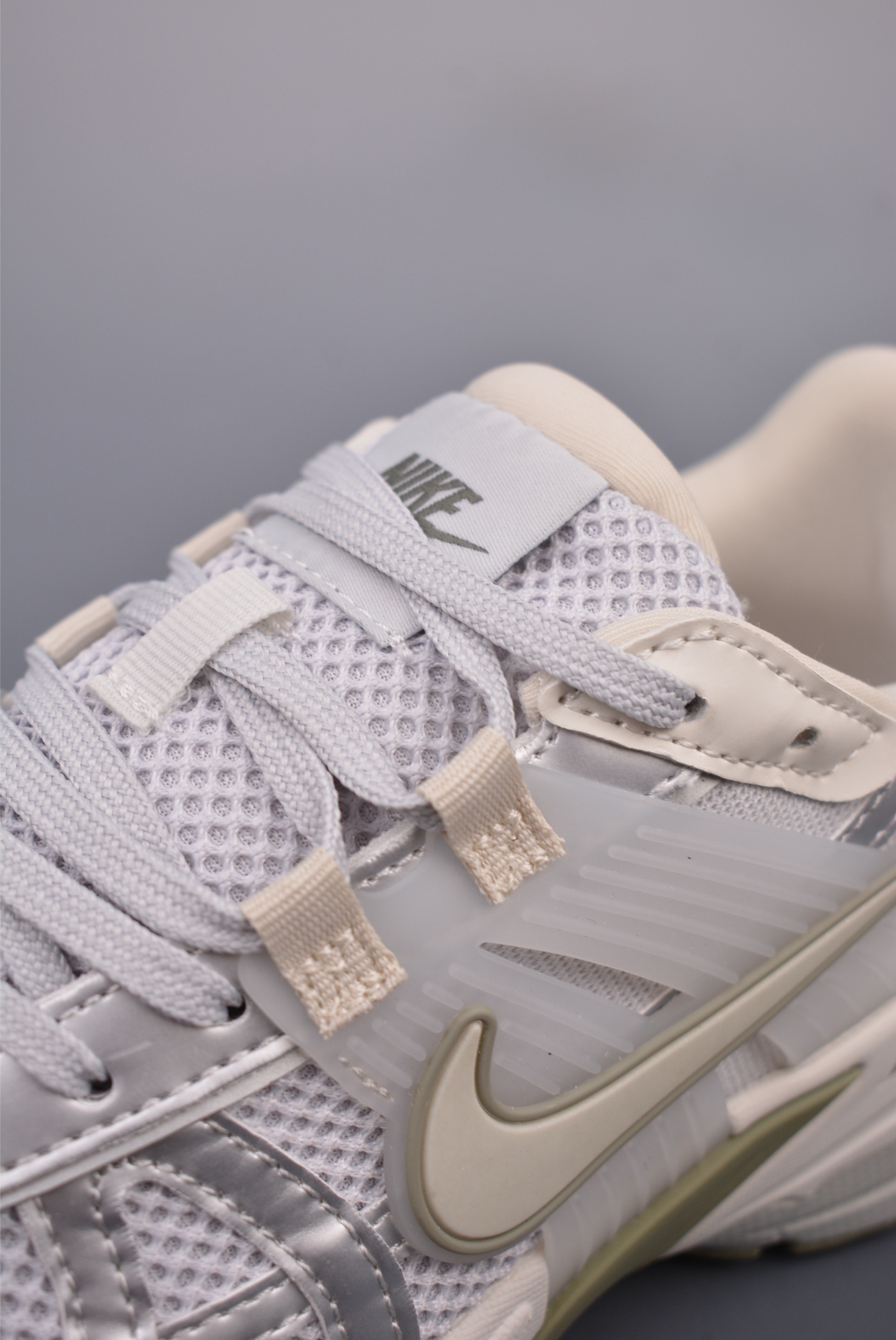 Nike Wmns V2K Runtekk Low Photon Dust Summit White FD0736-006