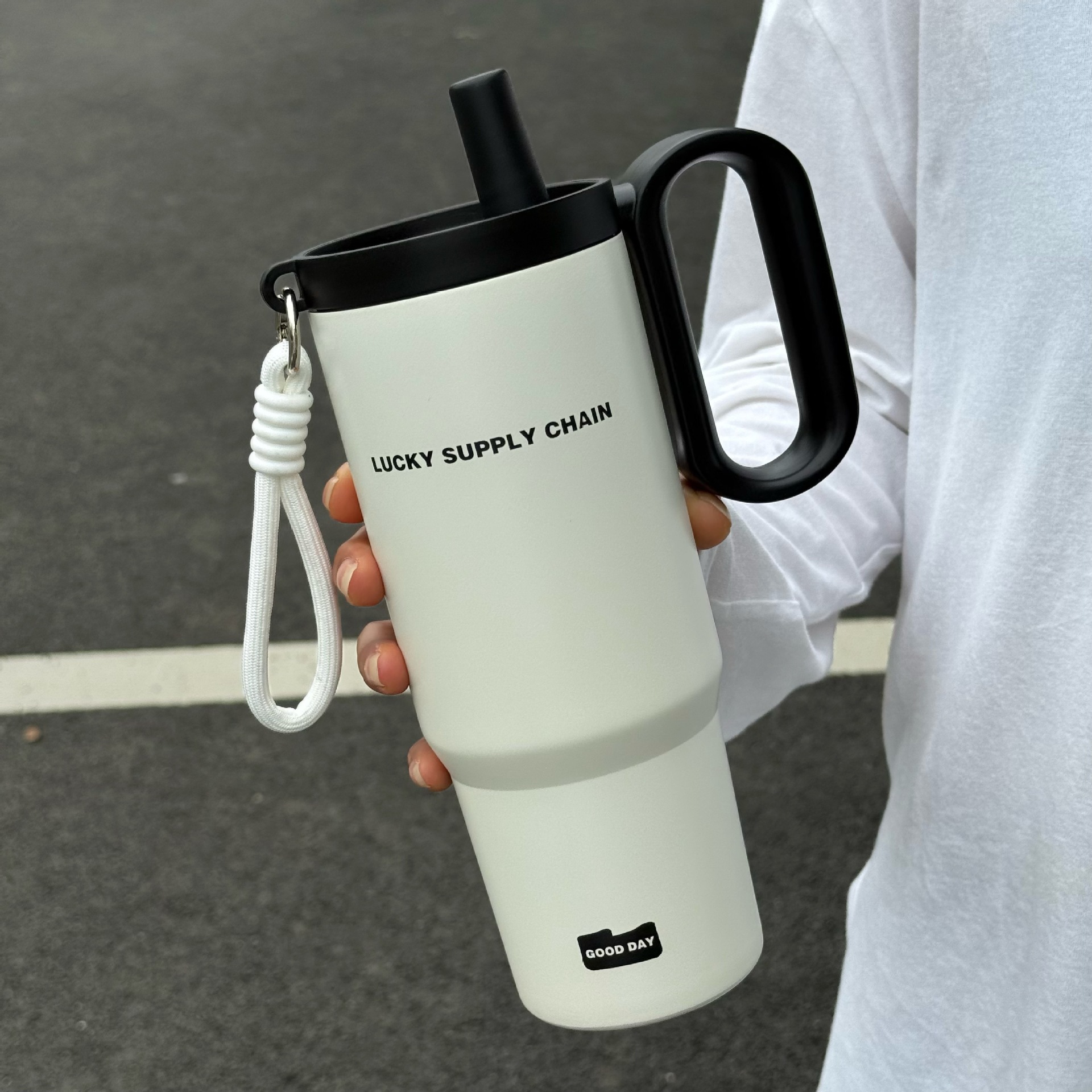 Large-capacity insulated water bottle made of 316 stainless steel with straw, suitable for car use and has a premium feel.