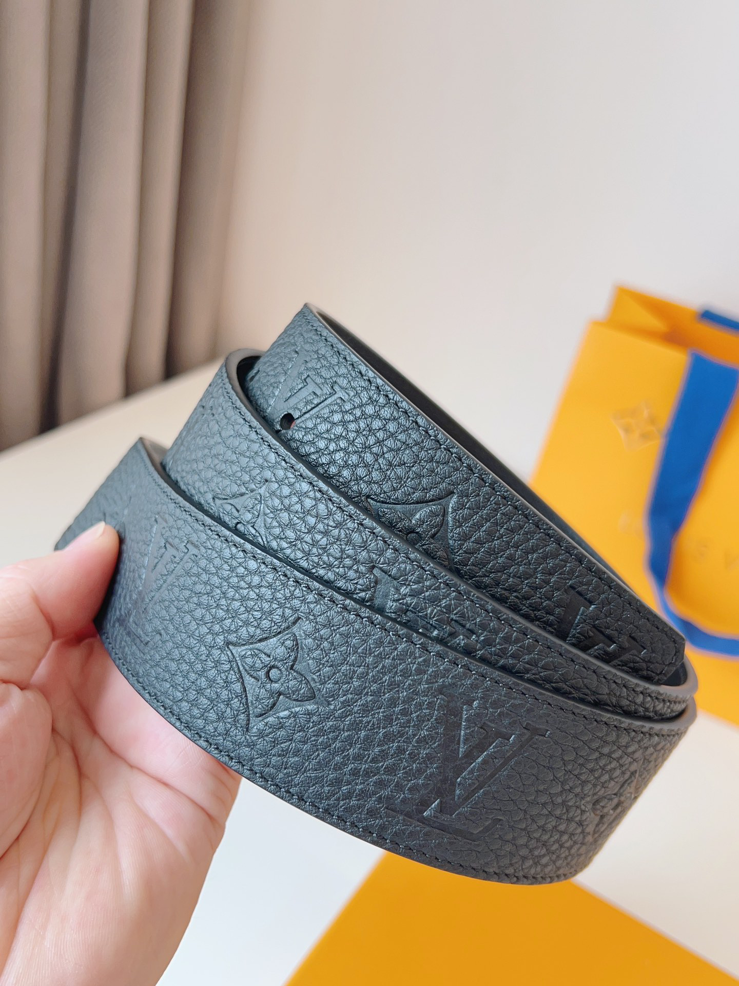 Louis Vuitton double-sided men's belt with monogram, 4cm width