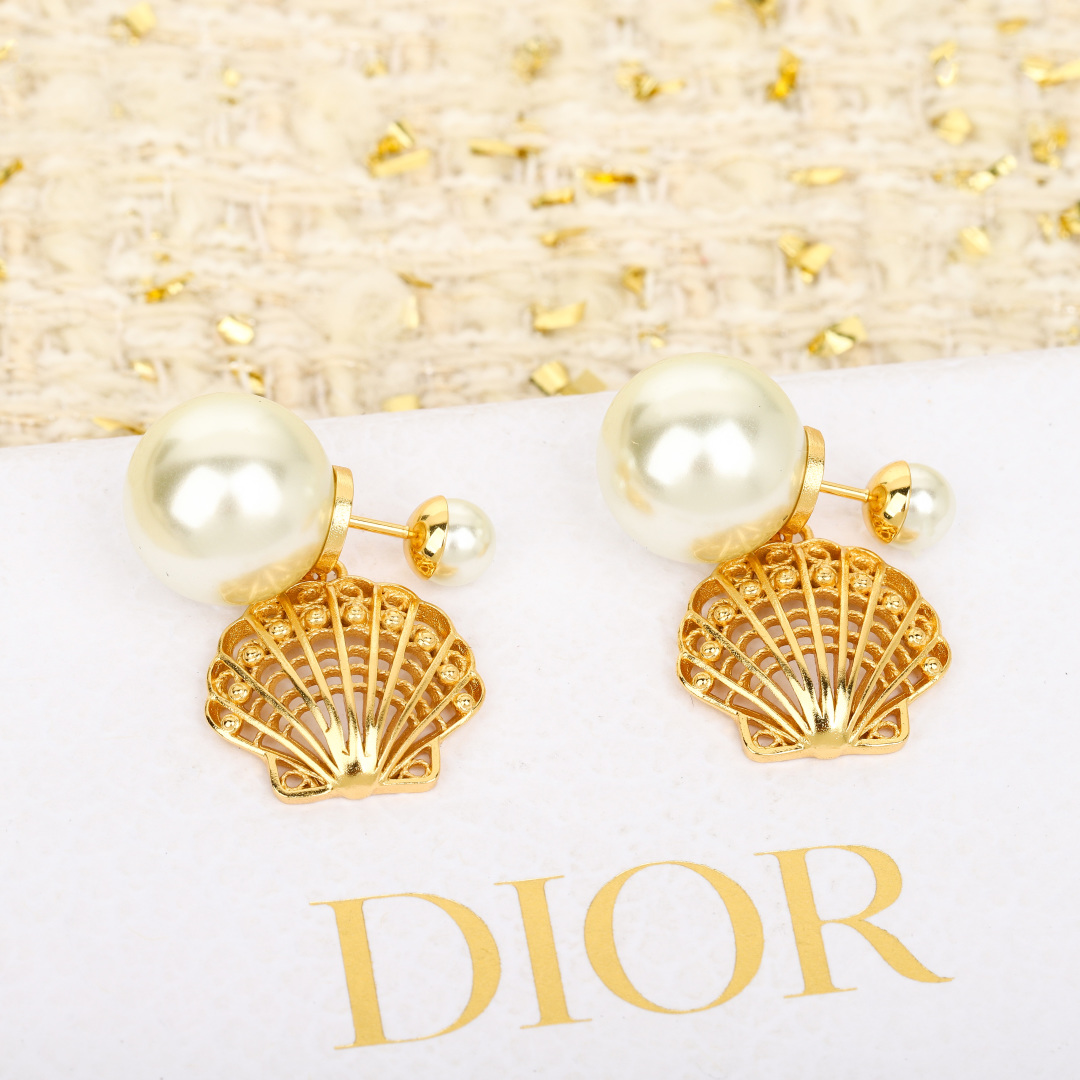Dior 25 hollow shell earrings