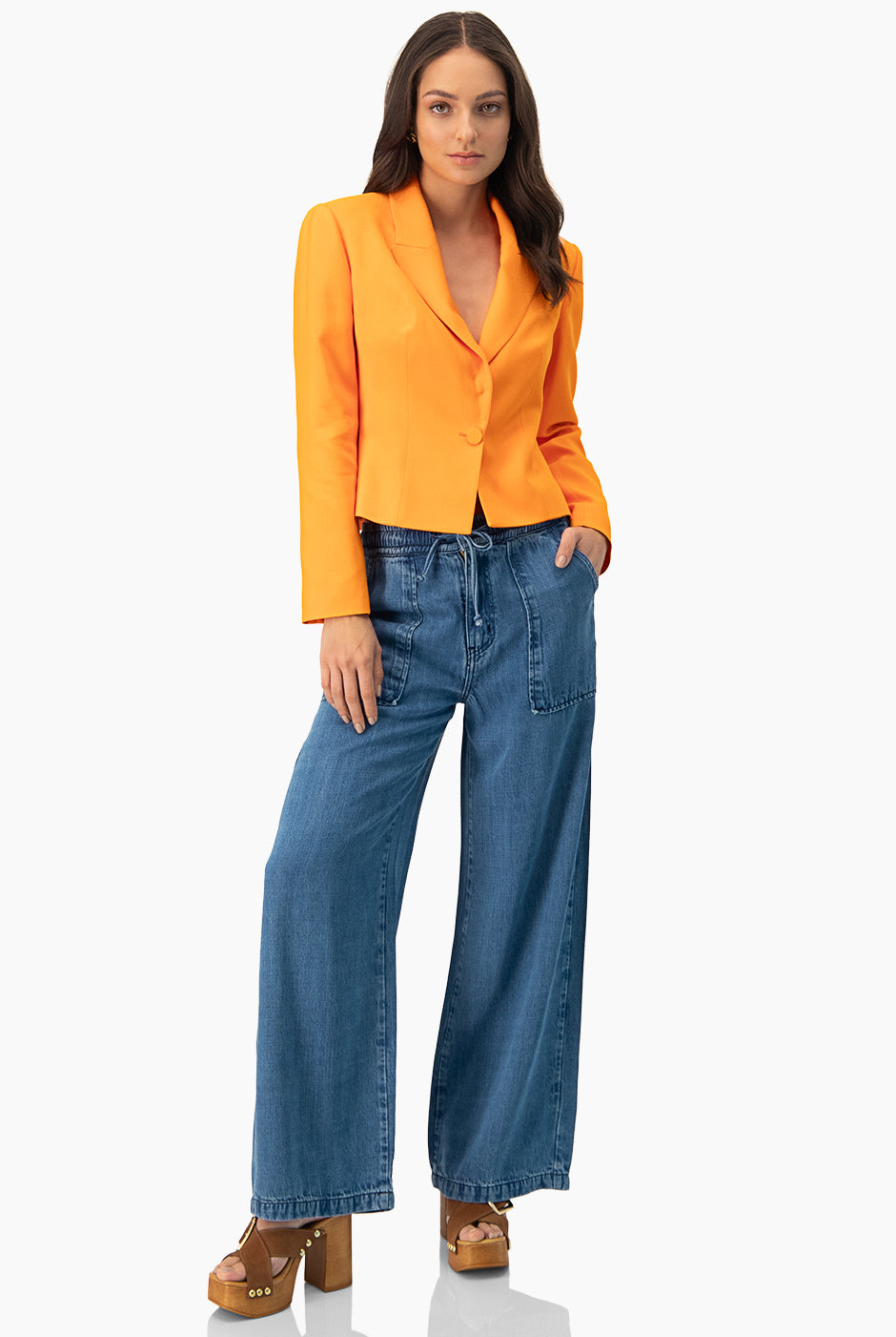 Saco naranja con un boton frontal
