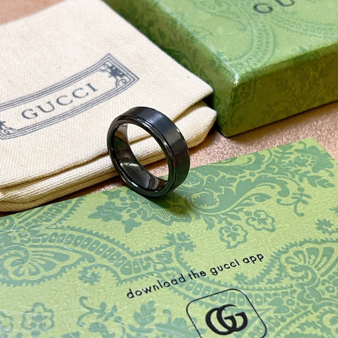 GUCCI black polished ring