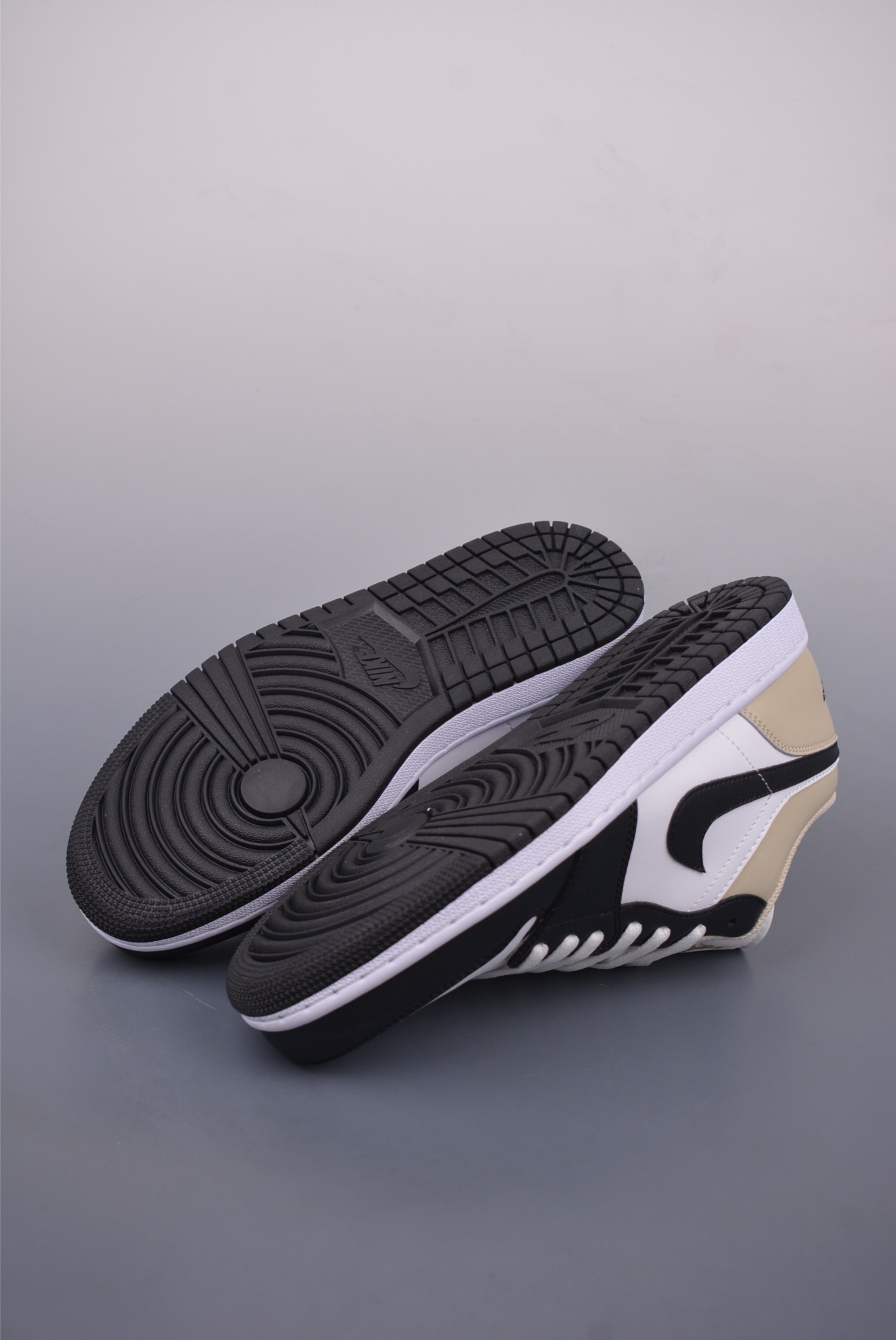 Nike Air Jordan 1 Retro Low OG AJ1 basketball shoes black, white and yellow 553558-153