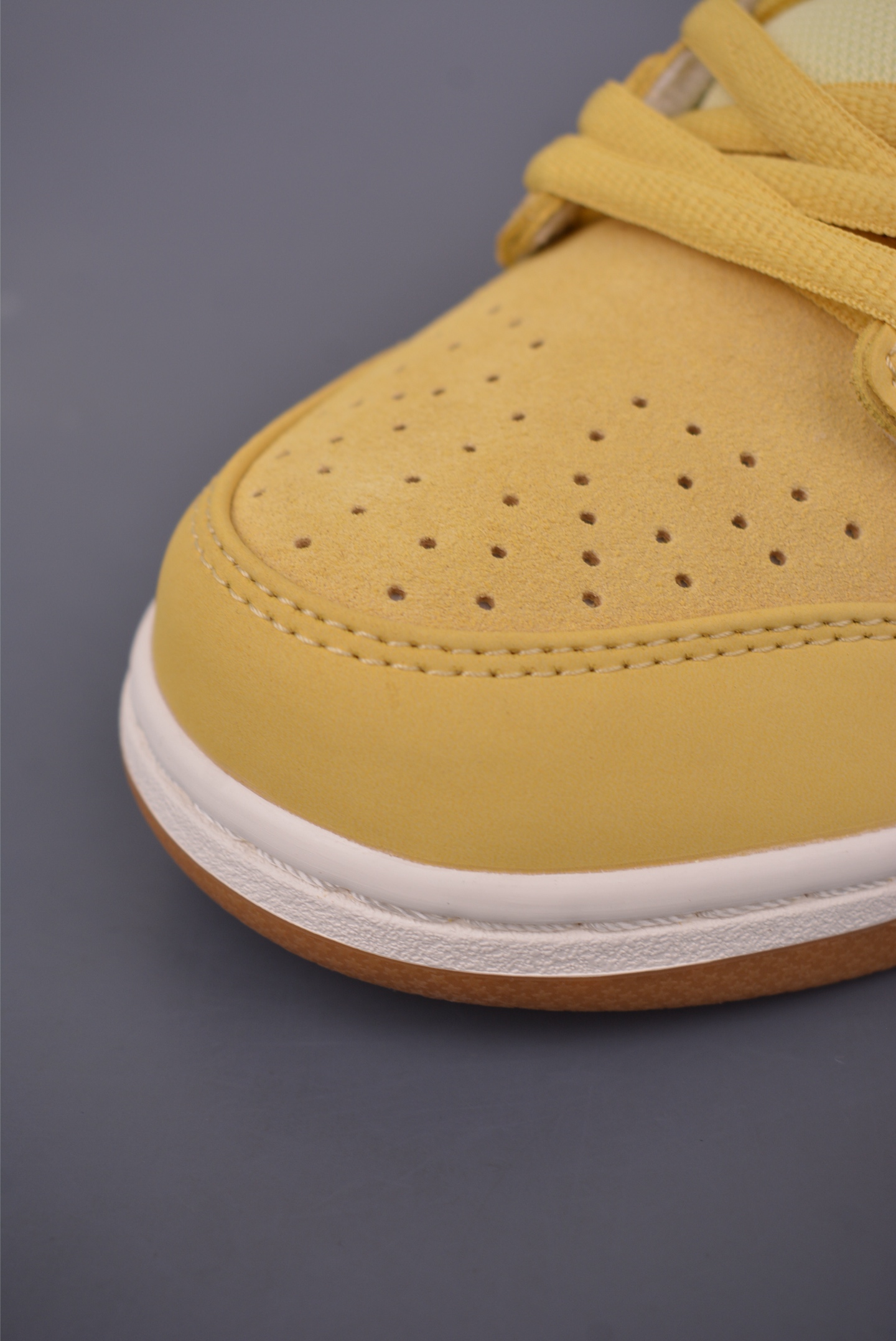 NIKE SB Dunk Low“SATURN GOLD”  FJ1674-700