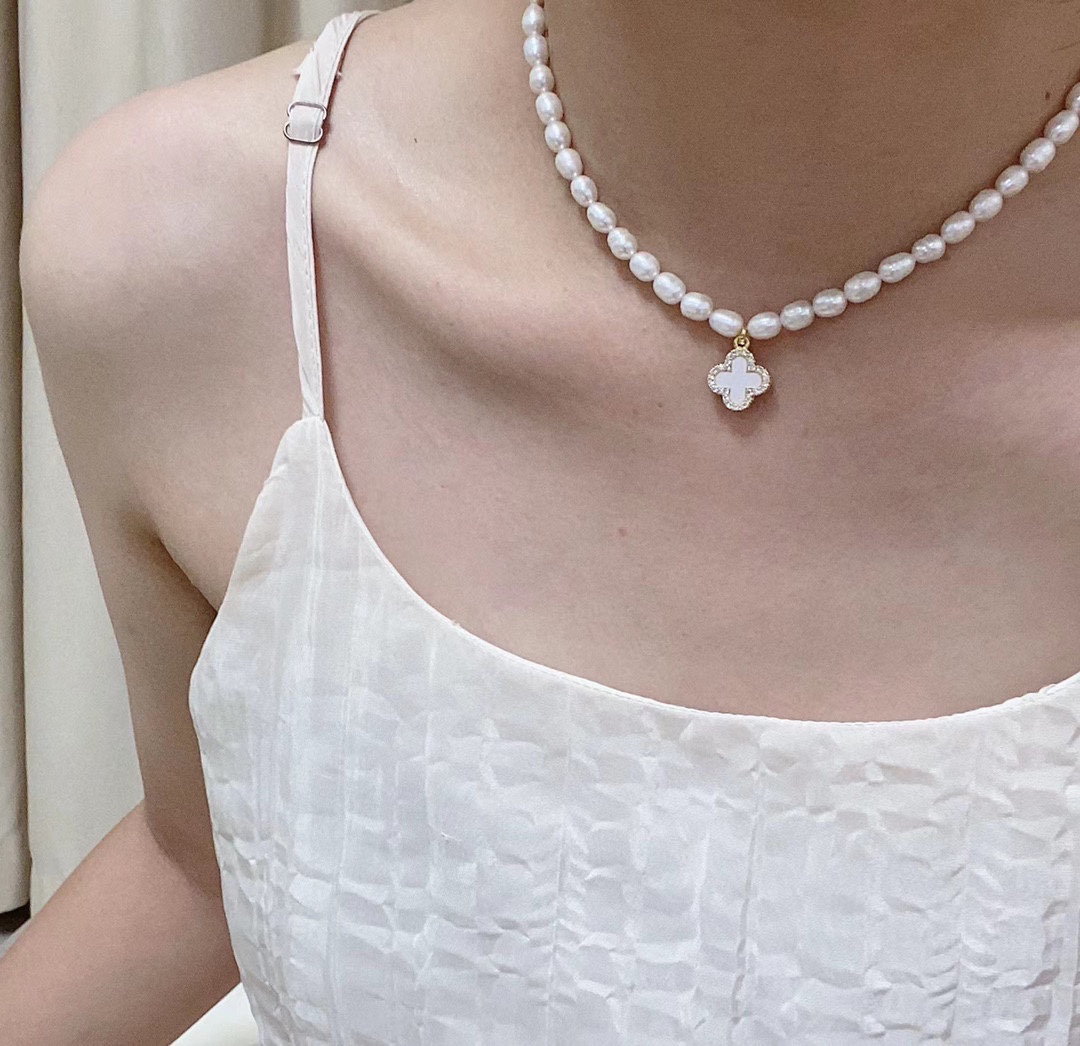 Chanel natural freshwater pearl four-leaf clover necklace