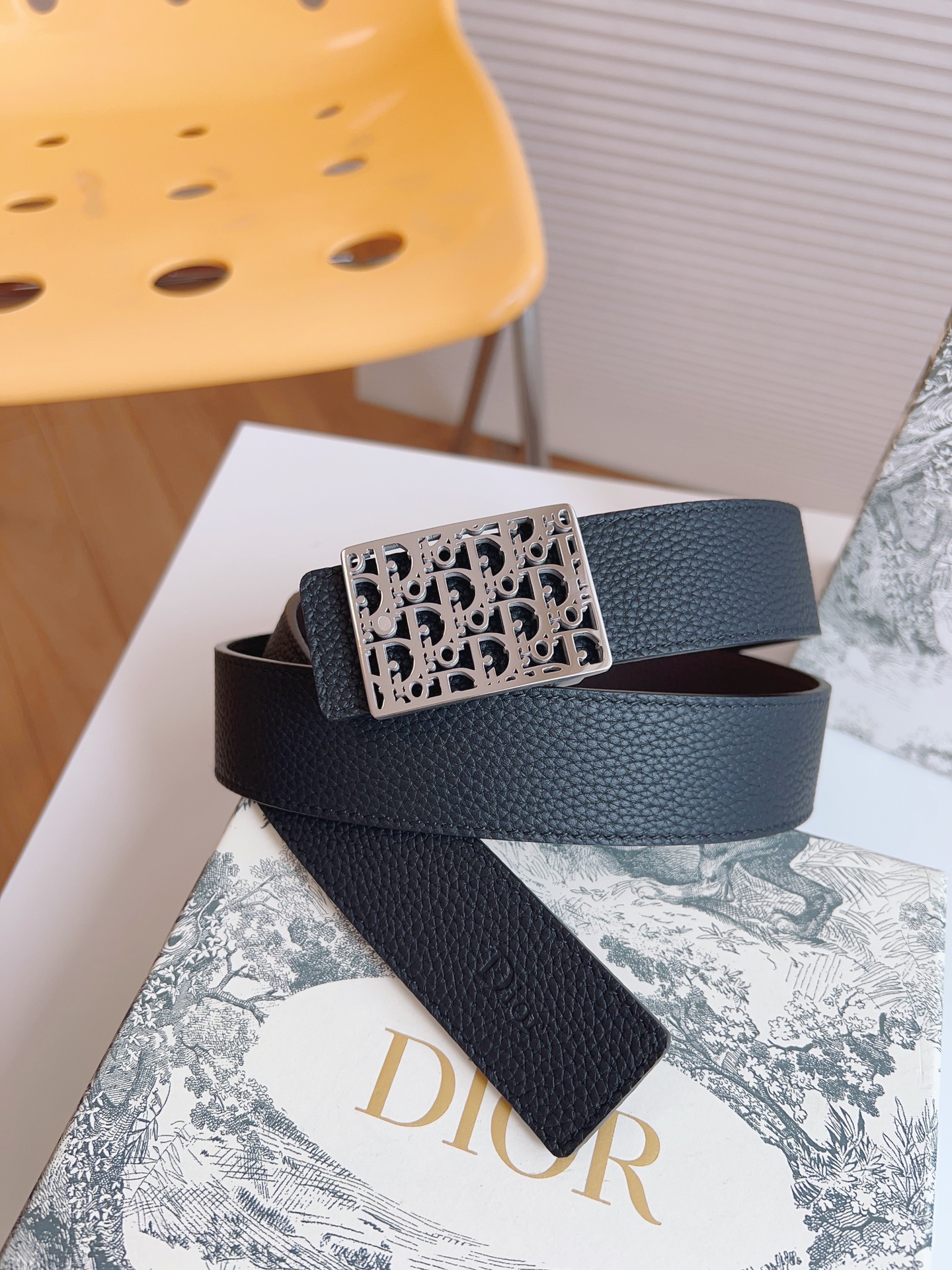 Dior hollow buckle cowhide double-sided belt 3.5CM wide