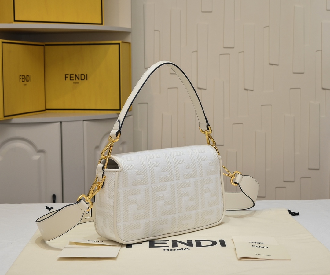 FENDI Baguette Shoulder Bag 1002