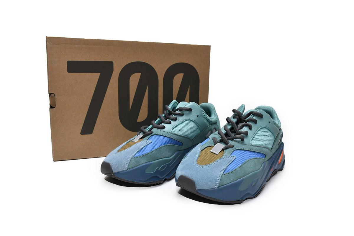700