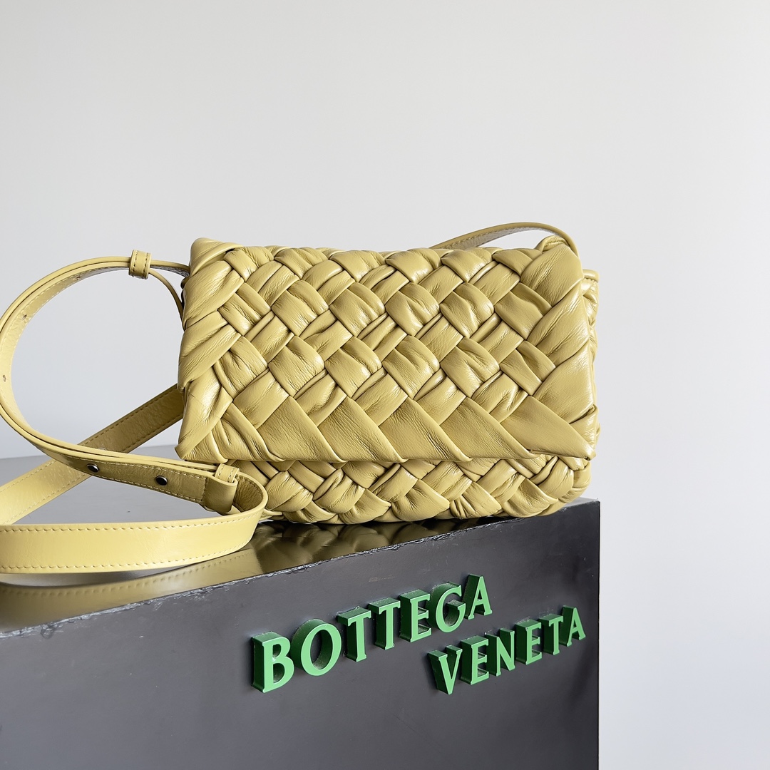 Bottega Veneta RUMPLE MESSENGER handbag 787113