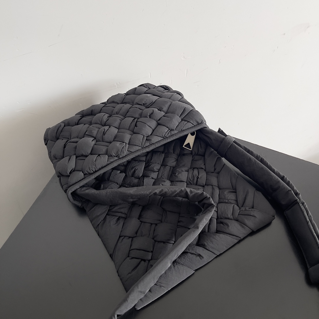 Bottega Veneta RUMPLE MESSENGER Crossbody Bag 795498
