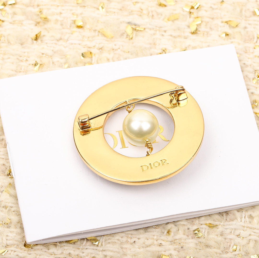 Dior black circle letter brooch