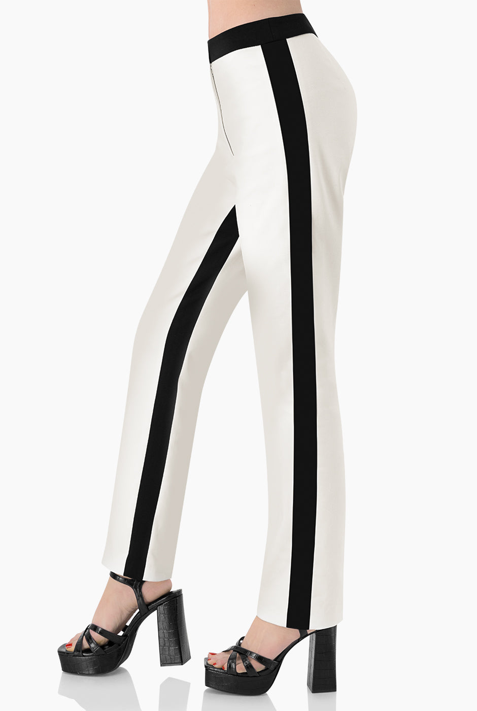 Pantalon recto y lineas en costados