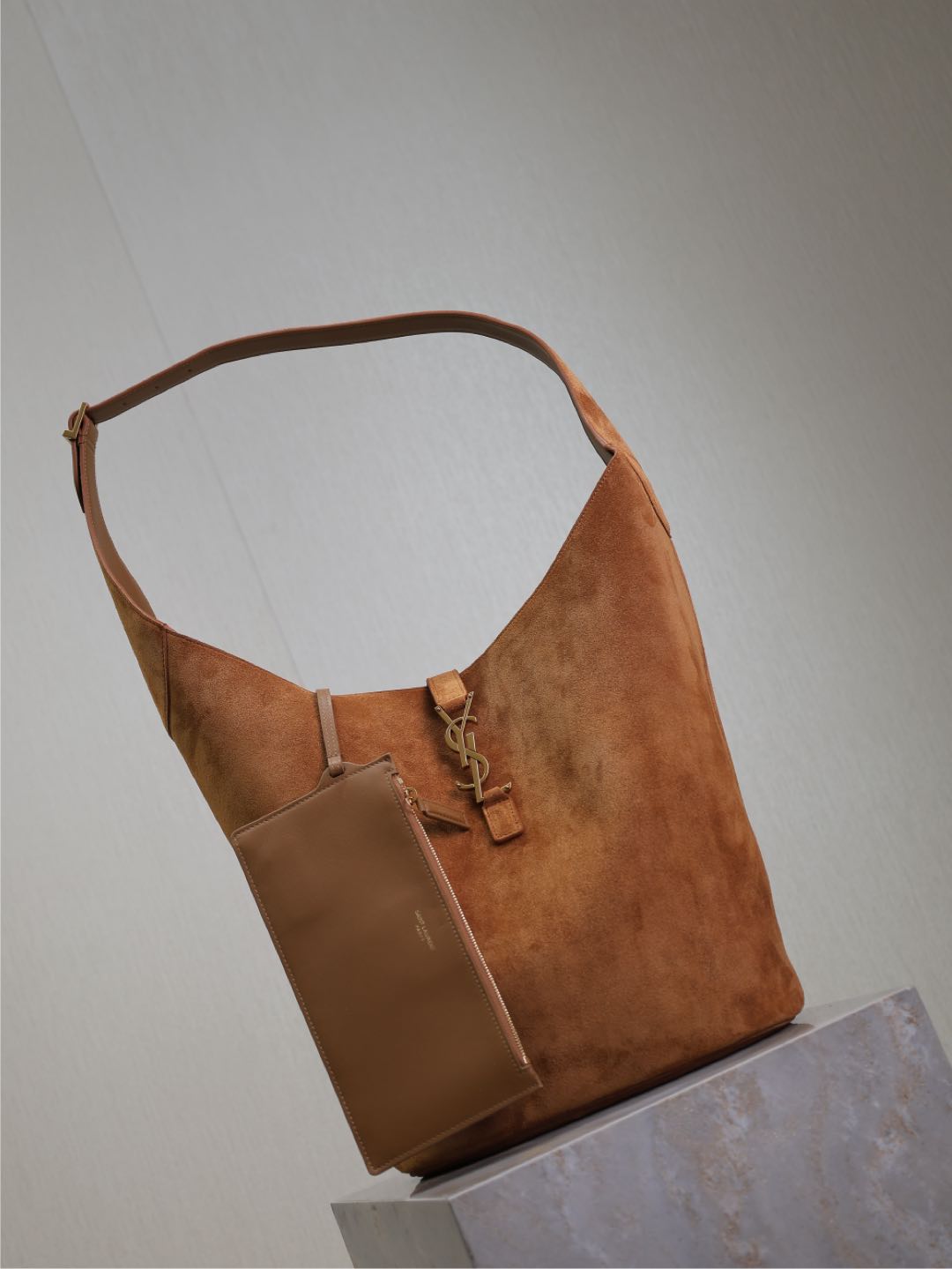 Yves Saint Laurent LE 5À7 Large Bucket Underarm Bag 753823