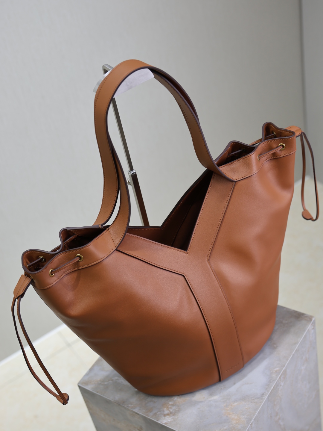Yves Saint Laurent Leather HOBO Large Handbag 833160