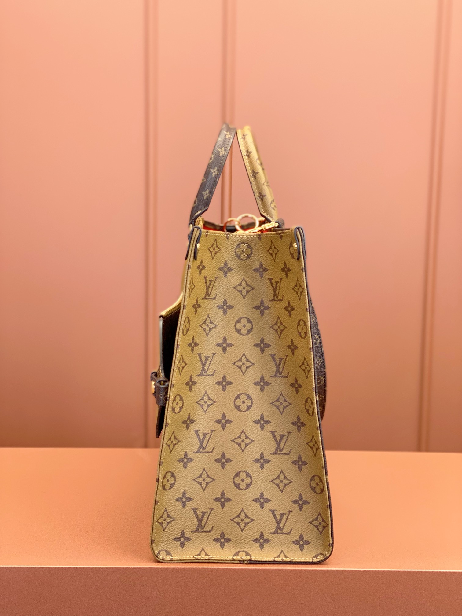 Louis Vuitton ONTHEGO VOYAGE Handbag M46823