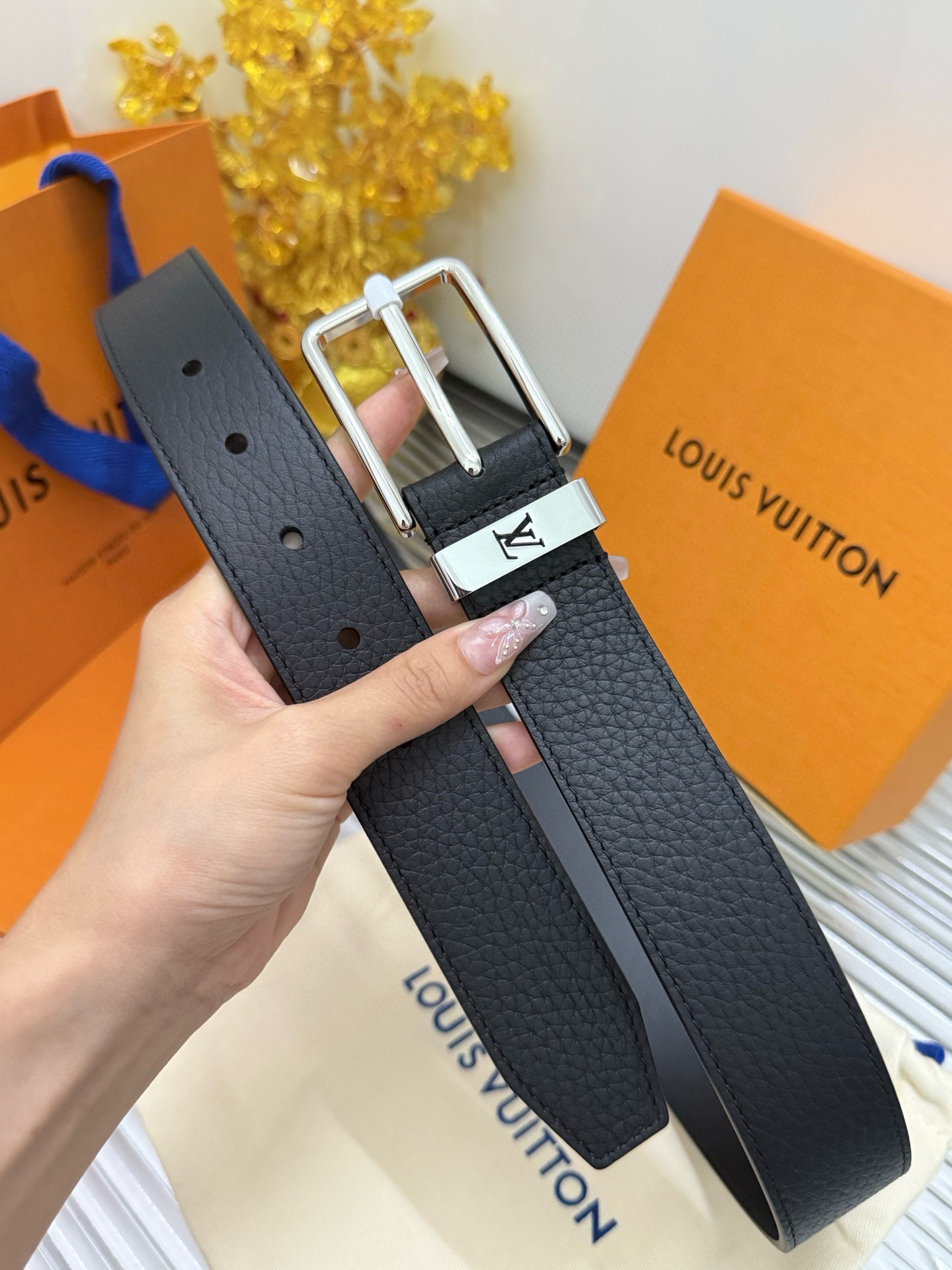 Louis Vuitton men's belt with pin buckle and lychee pattern, 3.5cm wide