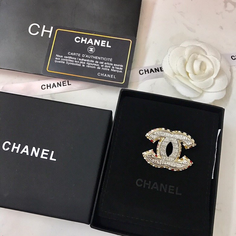 Chanel classic brooch