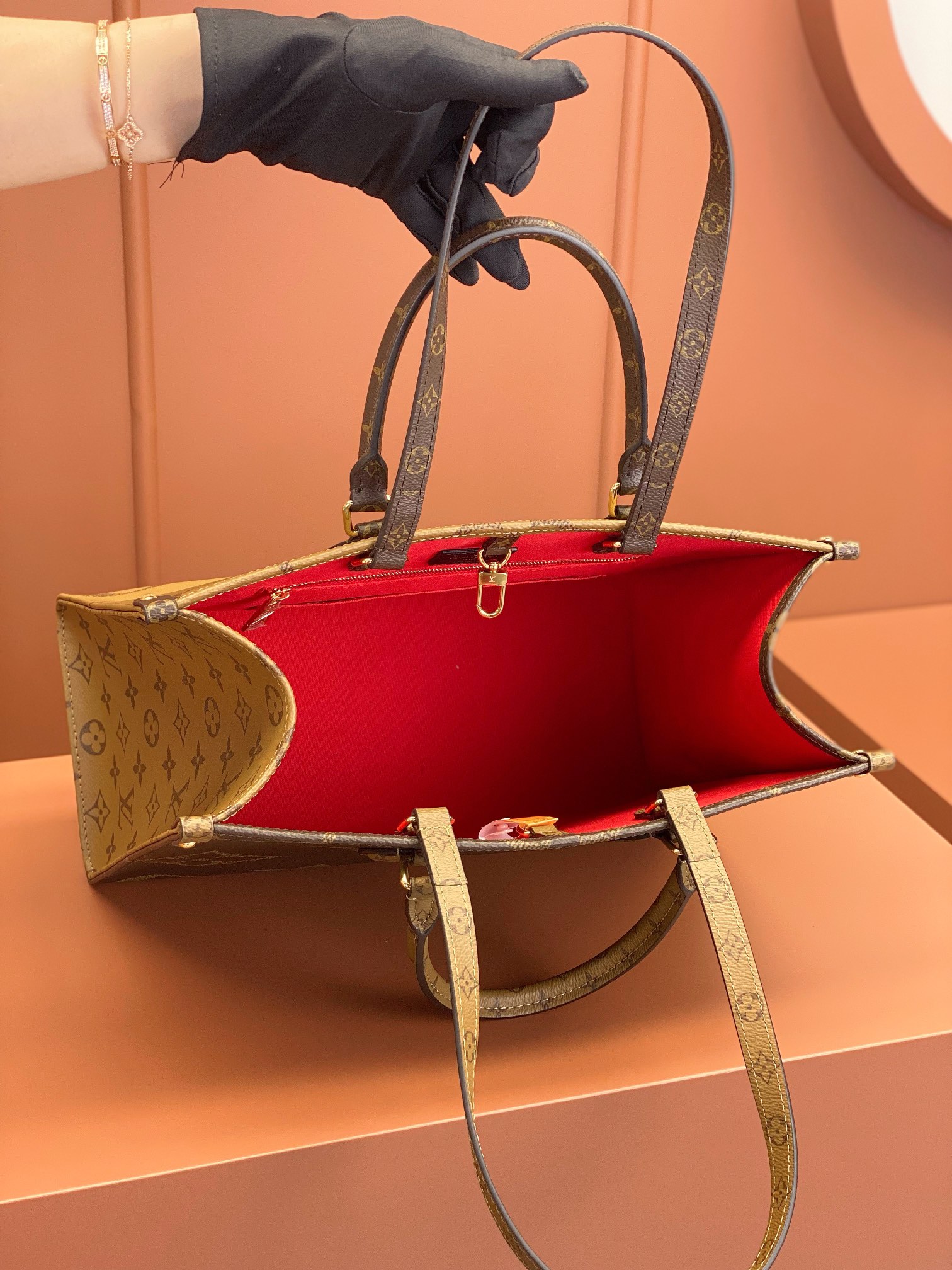 Louis Vuitton ONTHEGO Medium Handbag M45039