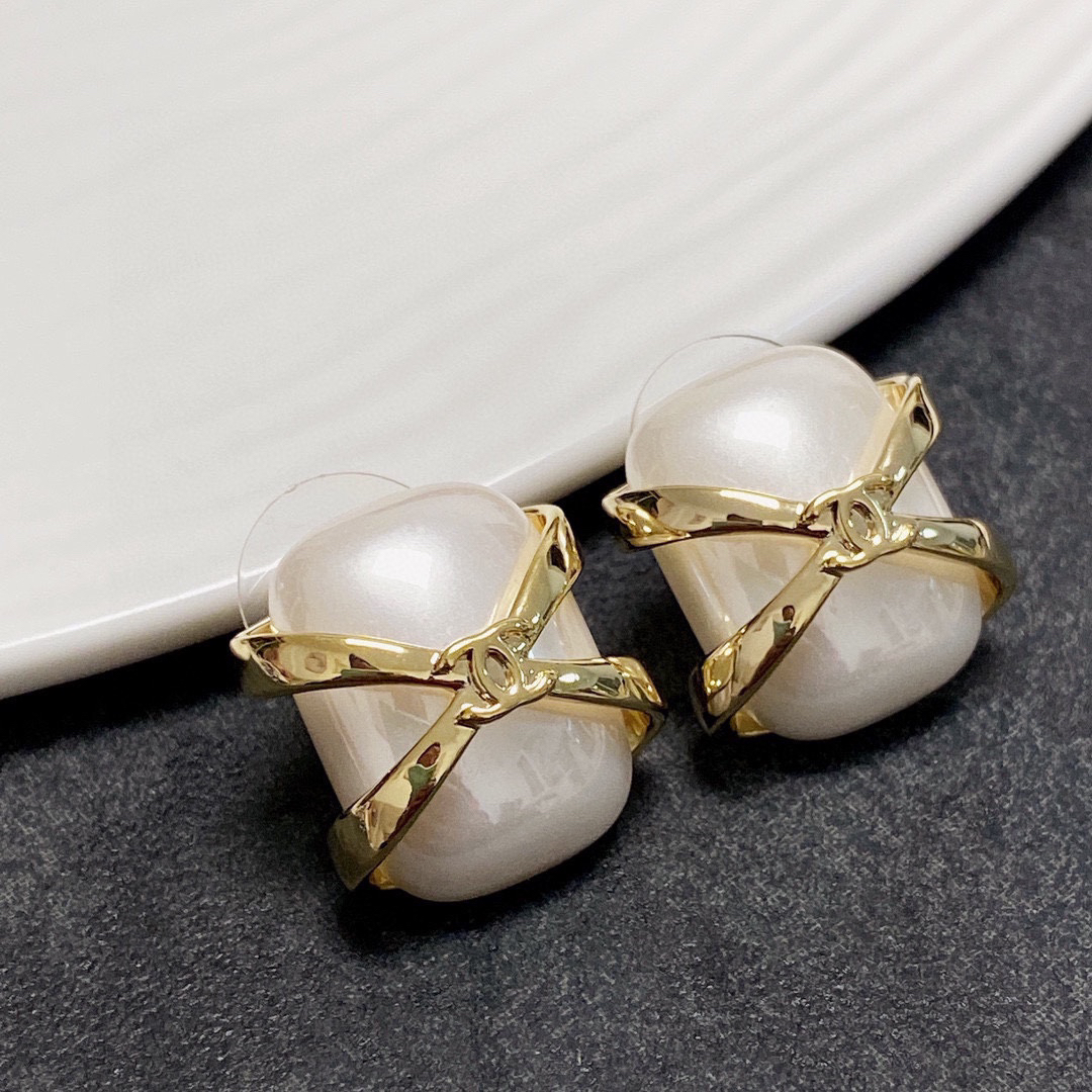 Chanel Gold Pearl Earrings