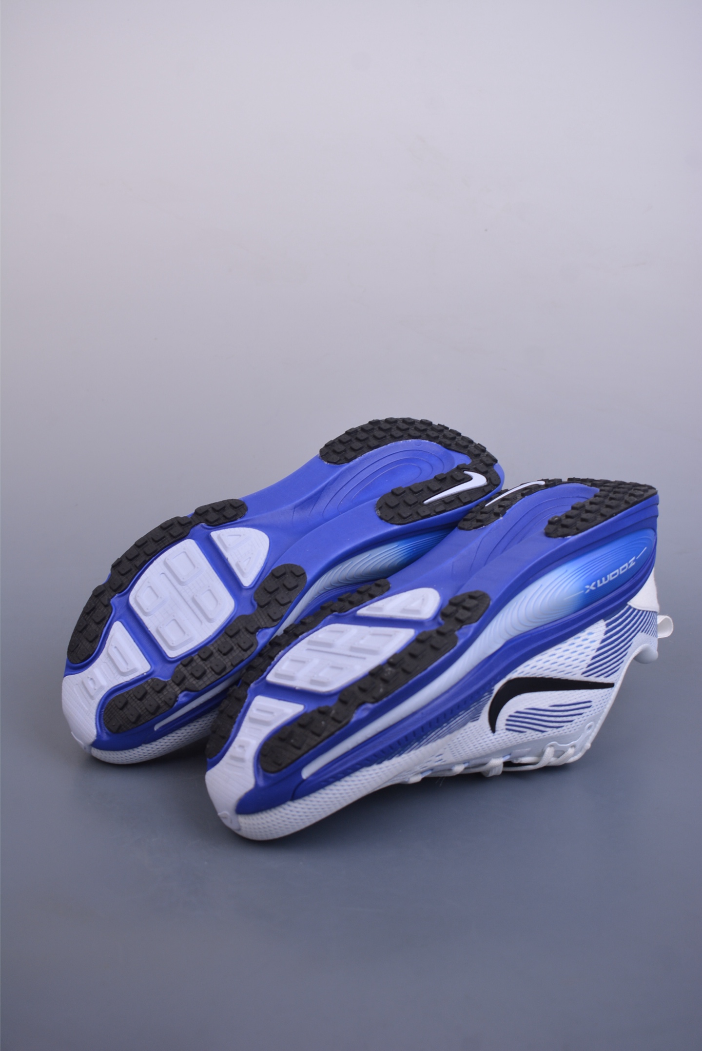Nike Vomero 18 ZoomX running shoes white, blue and black hook HM6803-104