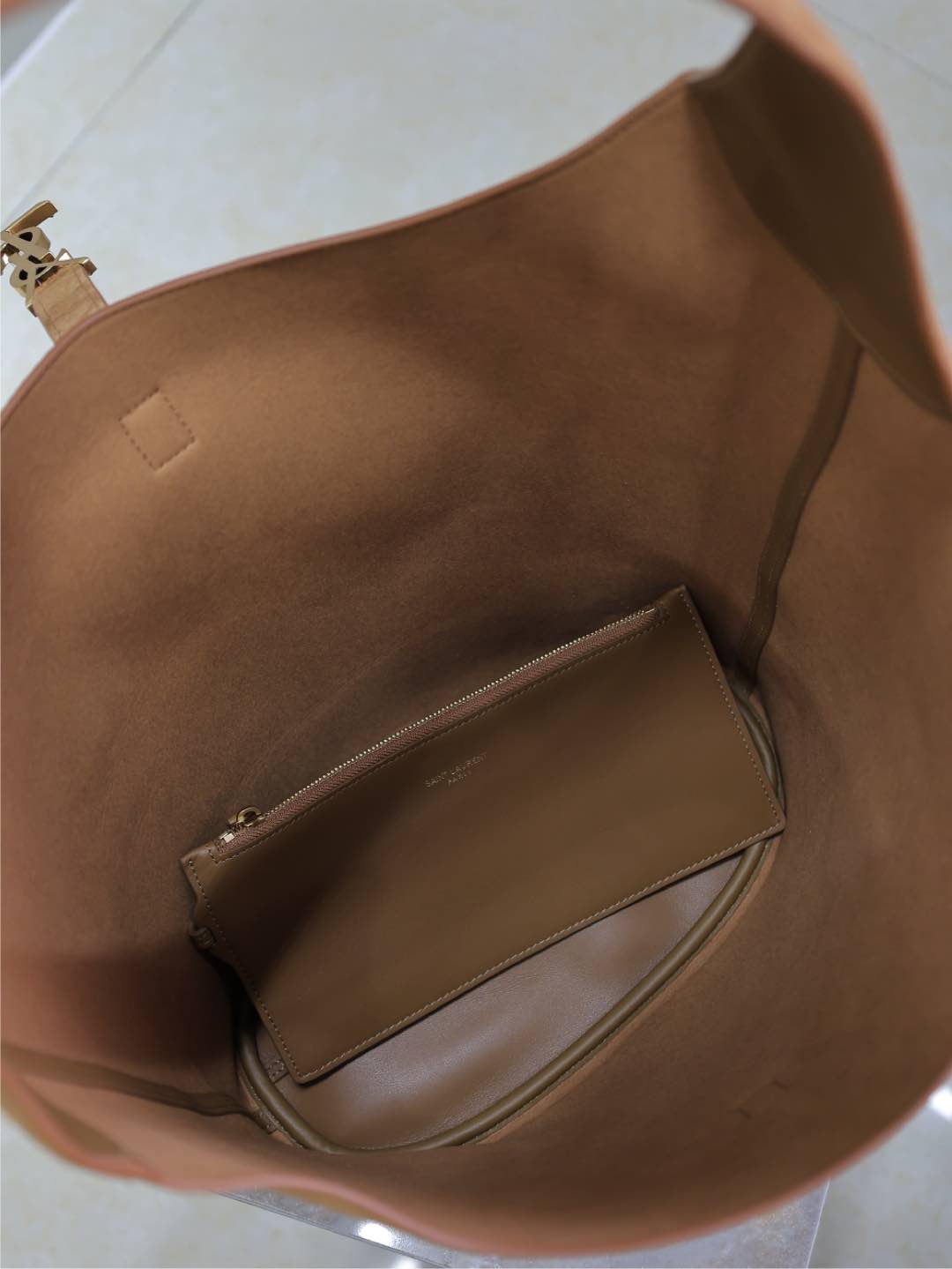 Yves Saint Laurent LE 5À7 Large Bucket Underarm Bag 753823