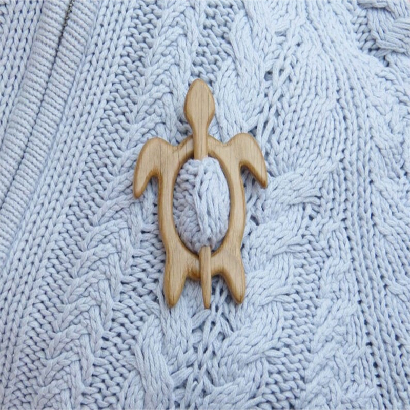 Brooch pin with wooden animal pattern (sweater clip)