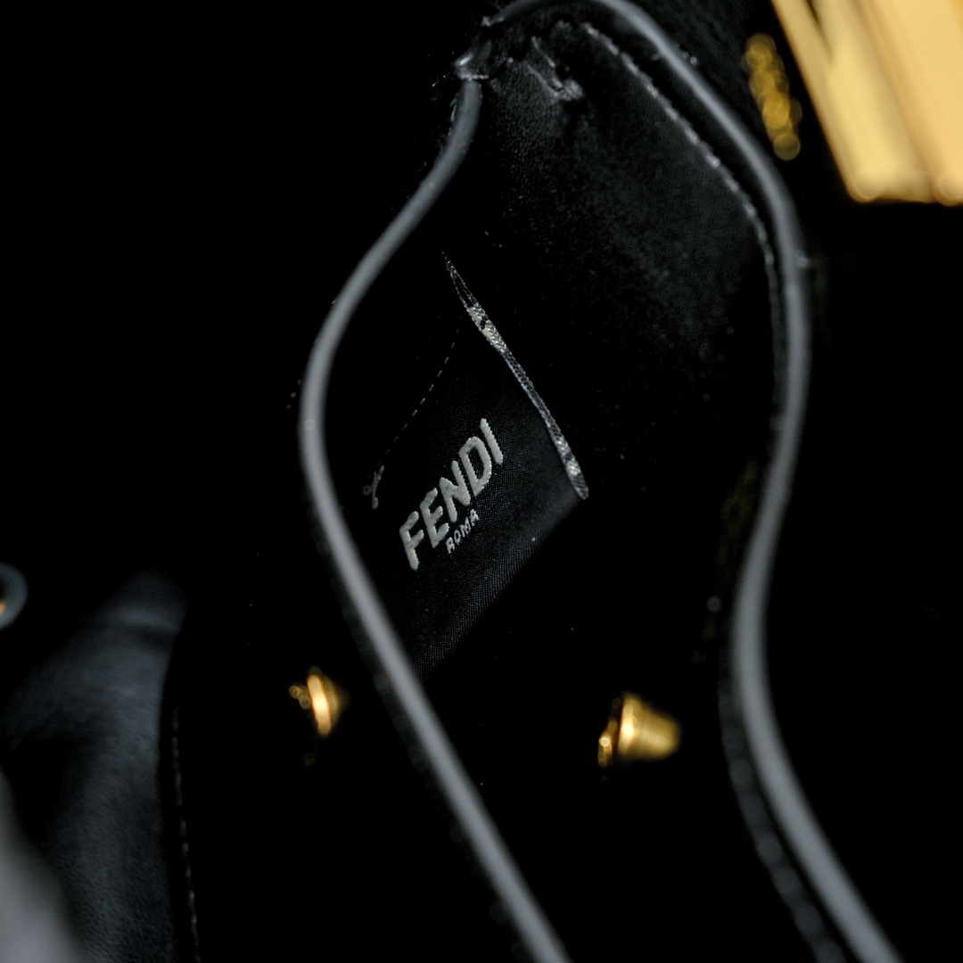 FENDI BAGUETTE Medium Handbag 3318