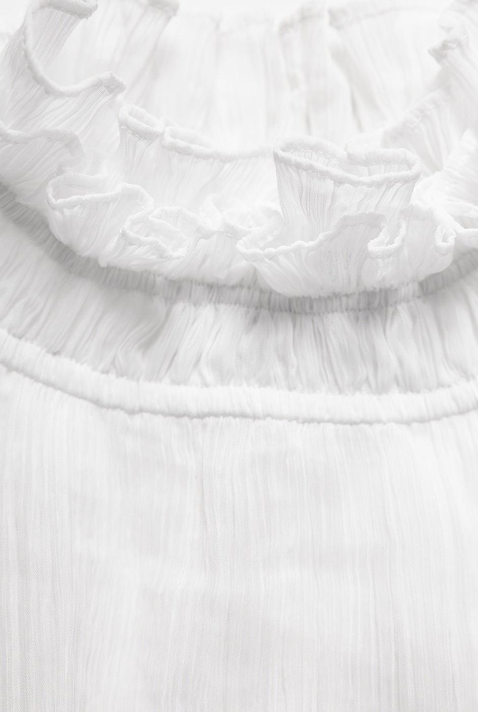 Blusa blanca de cuello alto