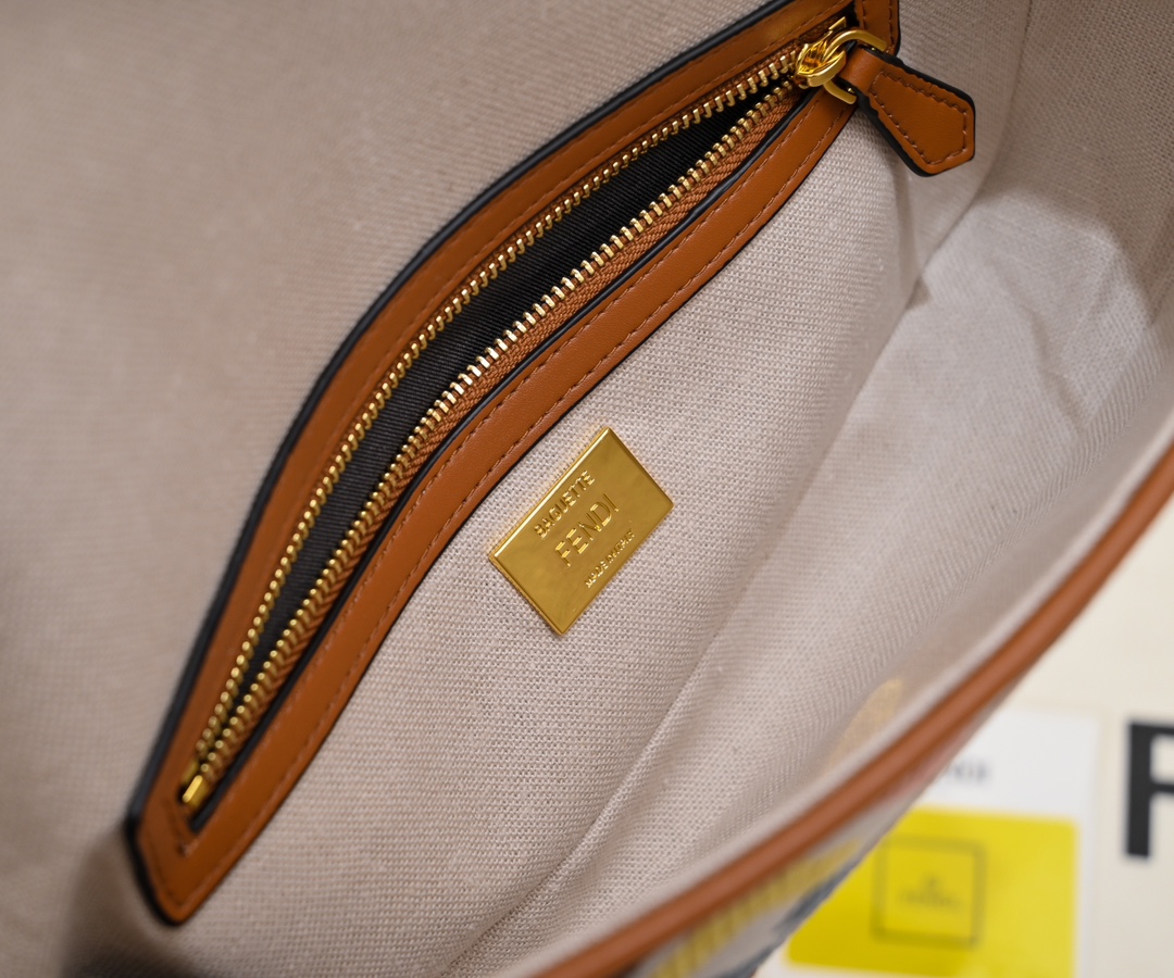 FENDI Baguette Shoulder Bag 1002