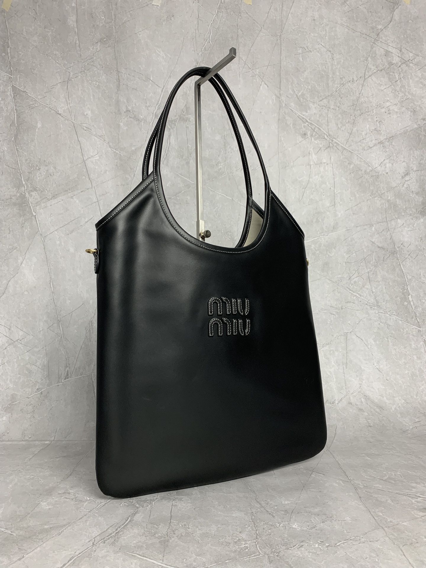 Miu Miu hobo tote 5BG231