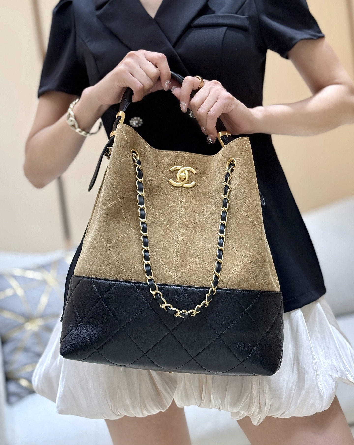 Chanel 25A High-end Handicraft Workshop Suede Colorblock Vertical Hobo AS5636 00158
