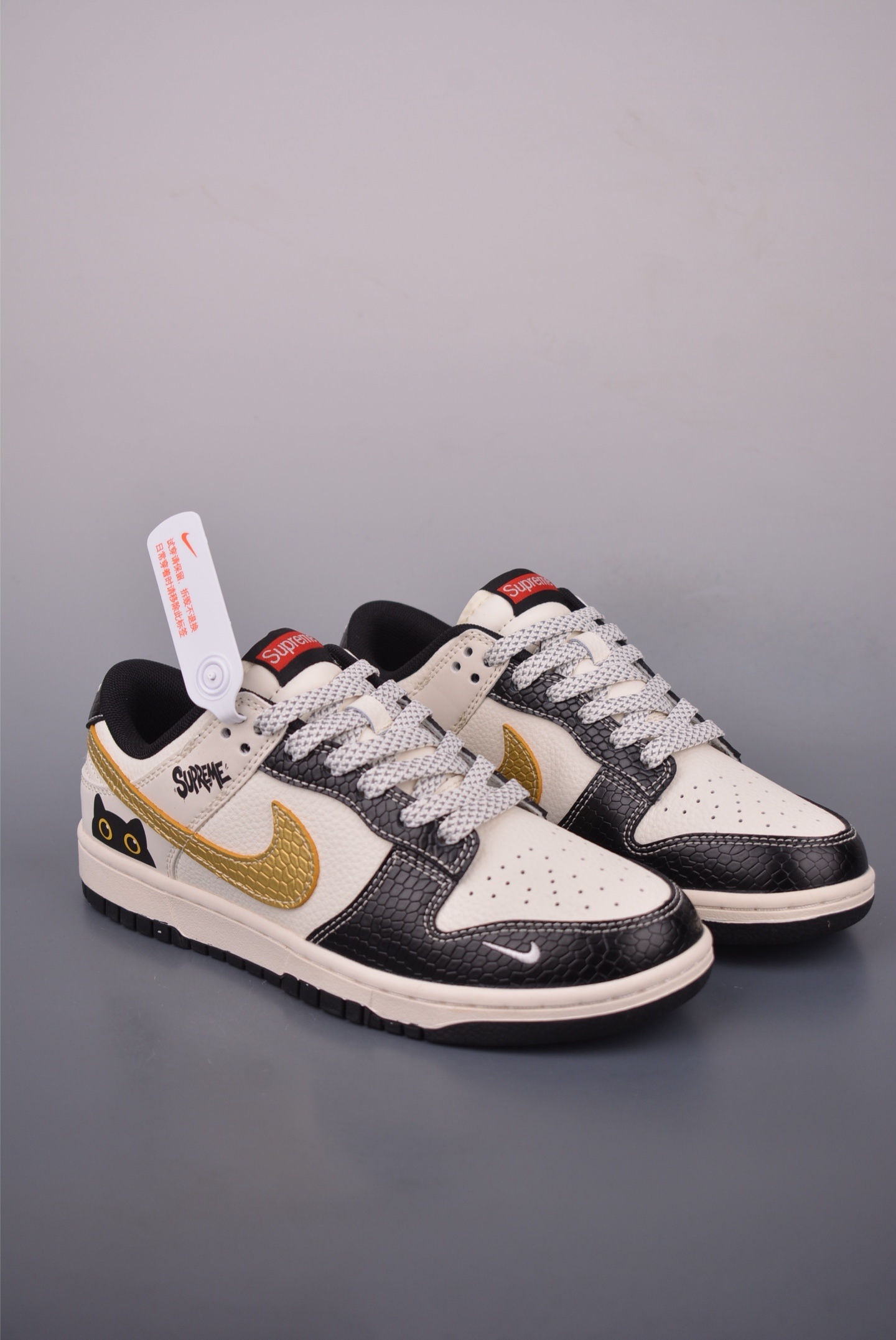 Supreme x Nike SB Dunk Low 