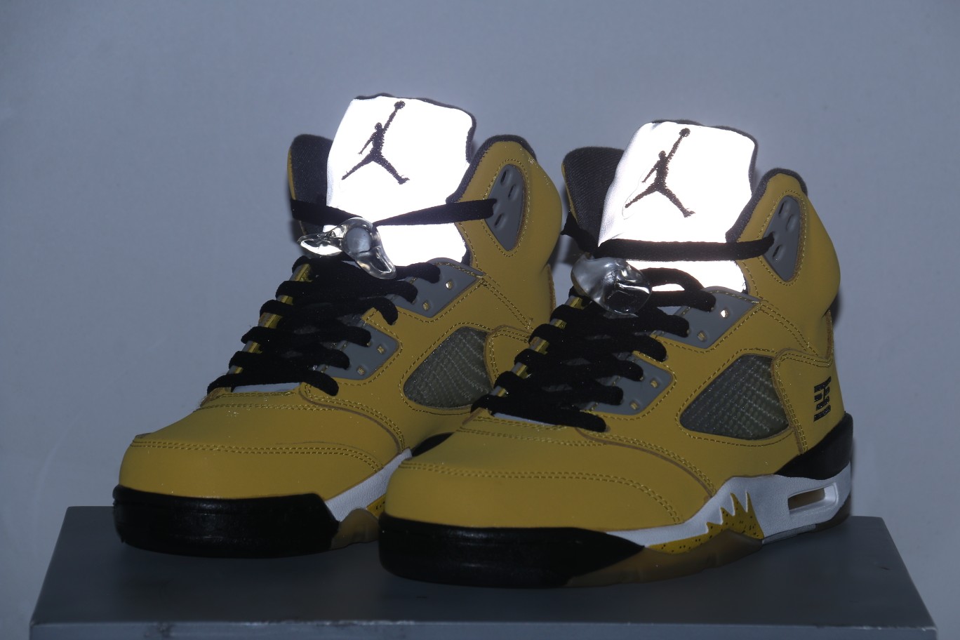Air Jordan Retro 5 Tokyo Tokyo white and yellow limited edition 454783-701