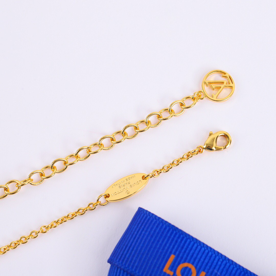 Louis Vuitton Vine Edge Round Pendant Necklace