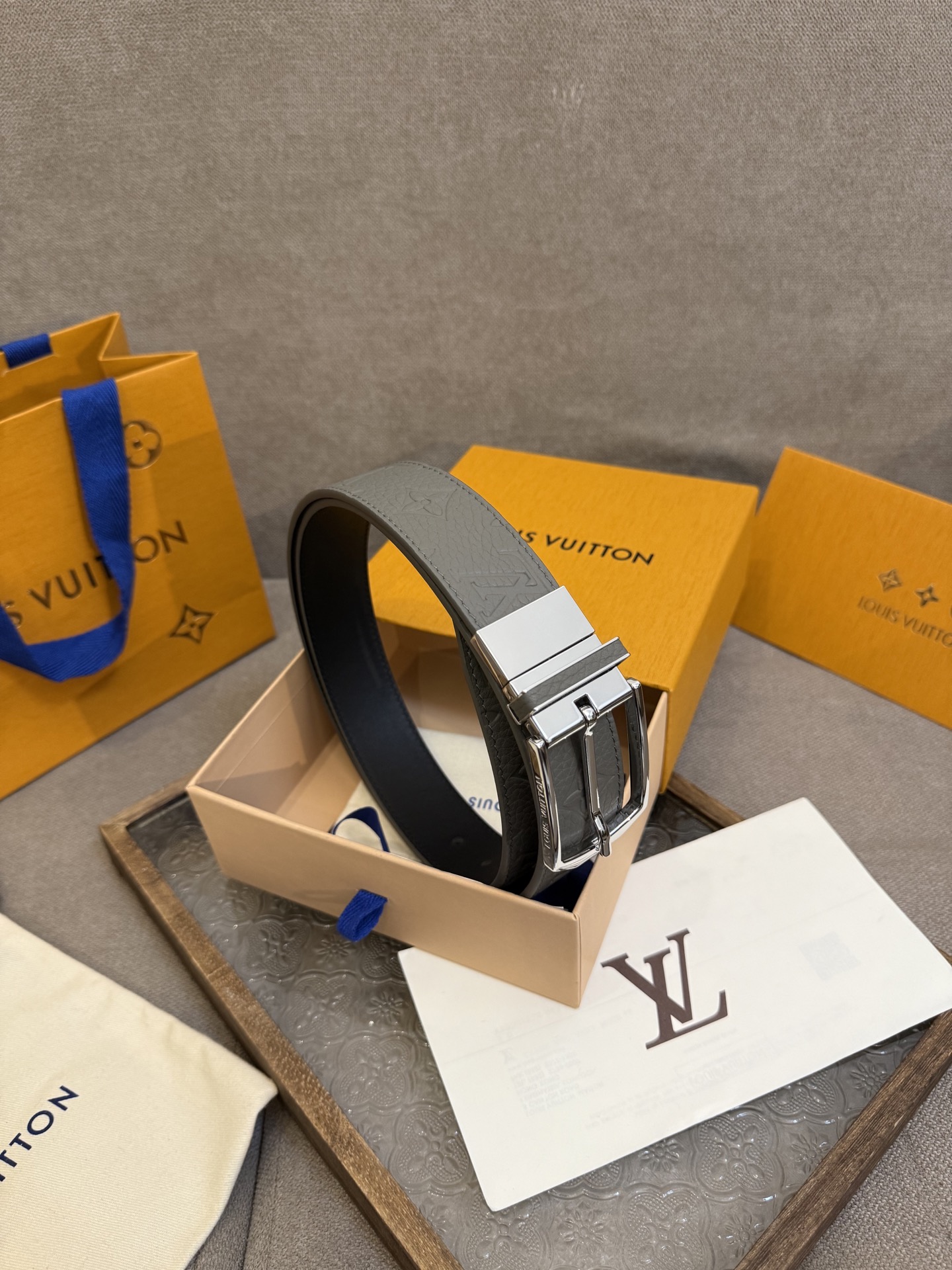 Louis Vuitton embossed cowhide double-sided men's belt, 3.5cm wide