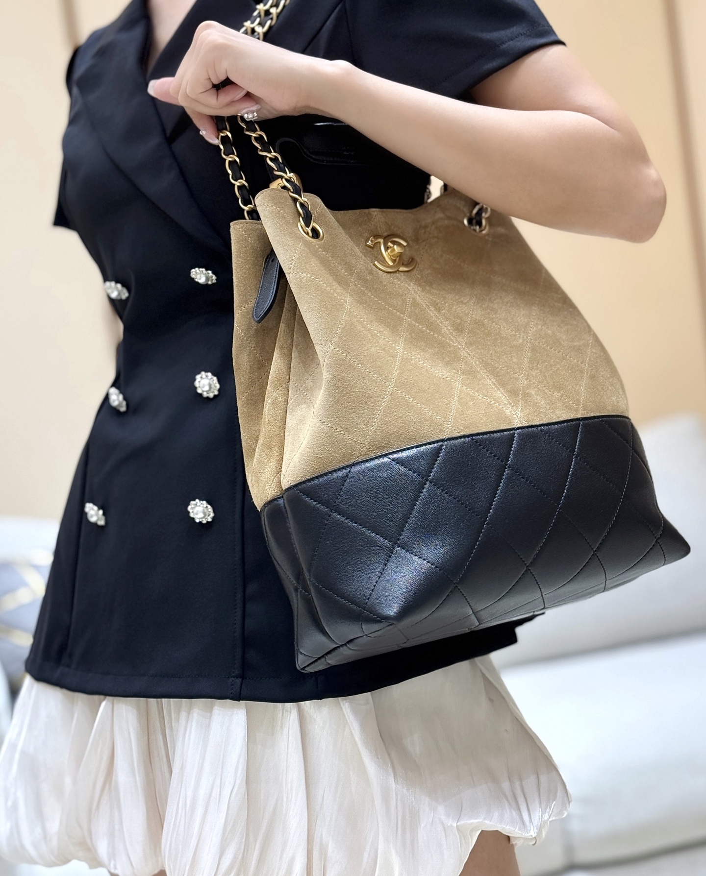 Chanel 25A High-end Handicraft Workshop Suede Colorblock Vertical Hobo AS5636 00158